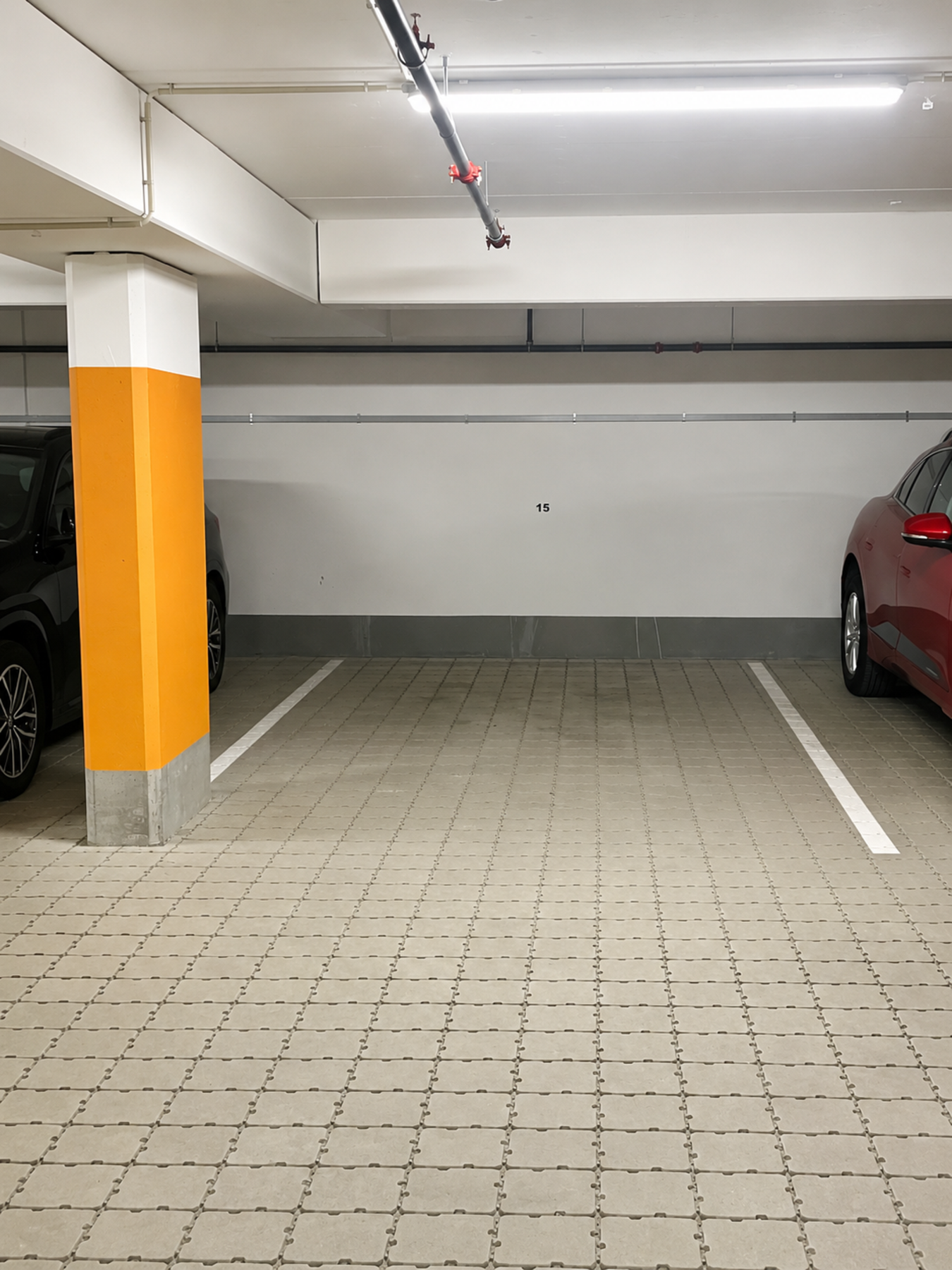 Parkering i felles parkeringskjeller. Galleribilde