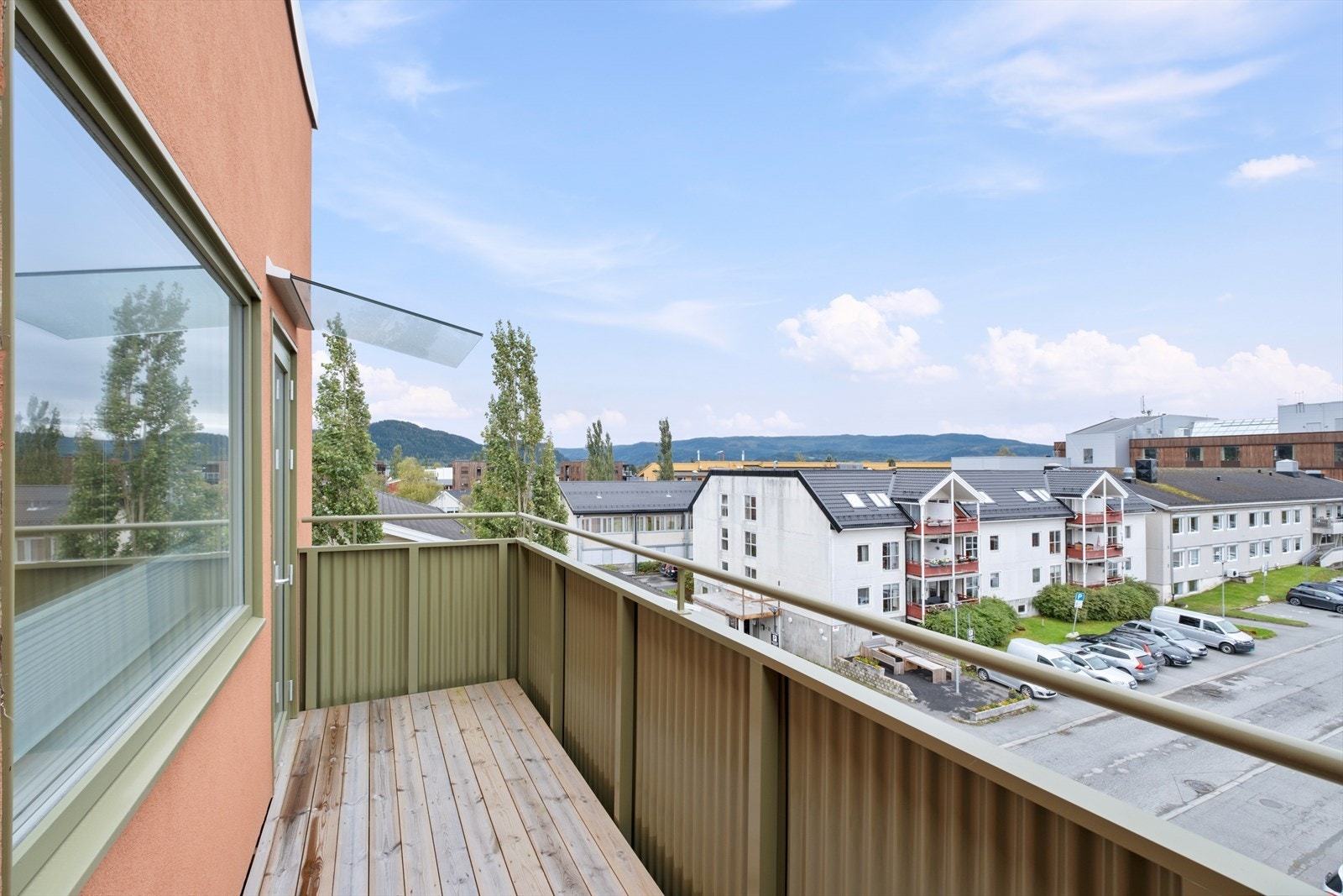 Balkongen er sørvendt og byr på gode solforhold Galleribilde