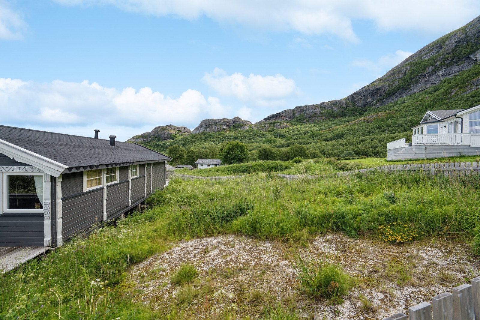 Eiendommen har en hellende naturtomt. Galleribilde