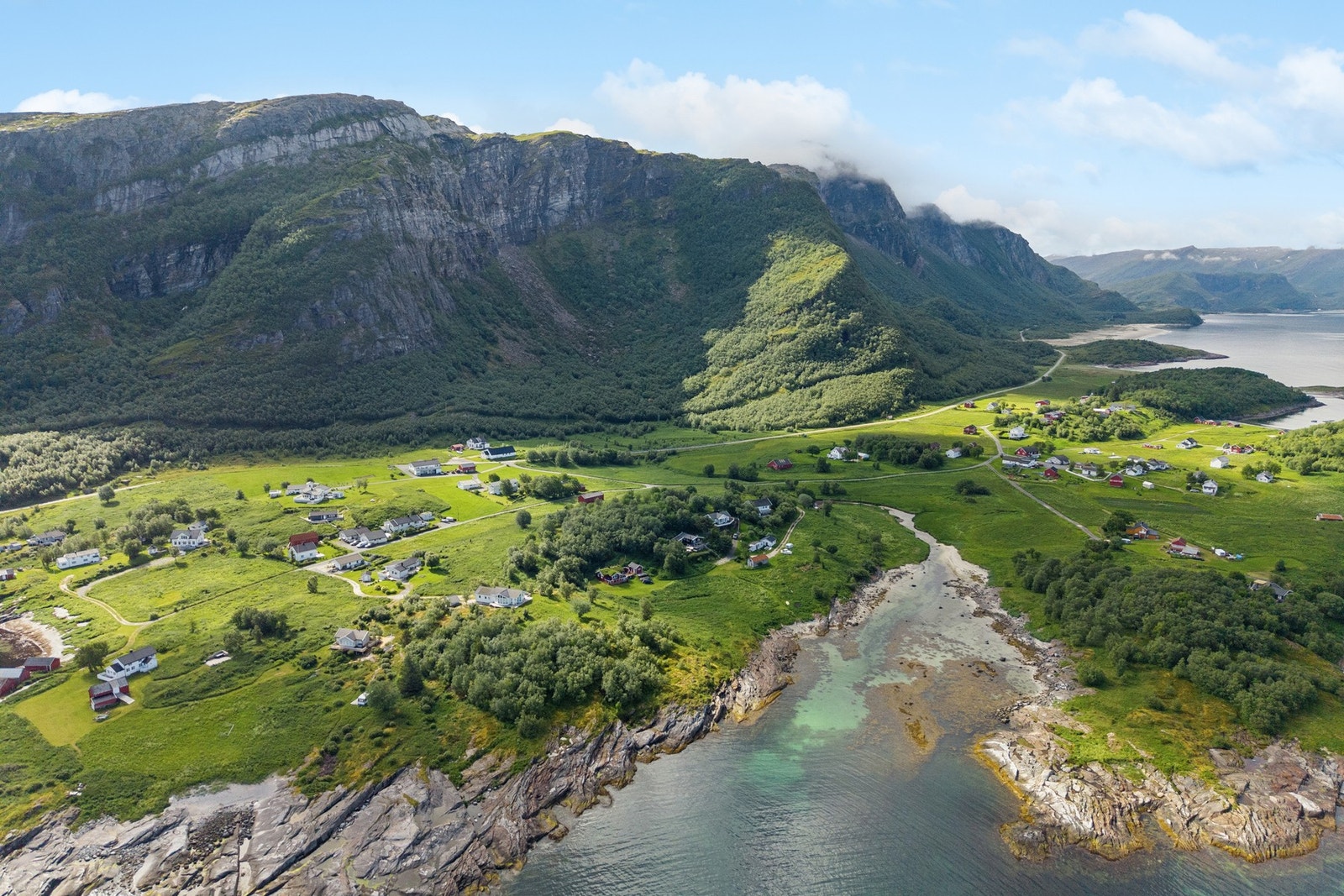 Omgitt av storslått nordnorsk natur med fjell og fjord. Galleribilde