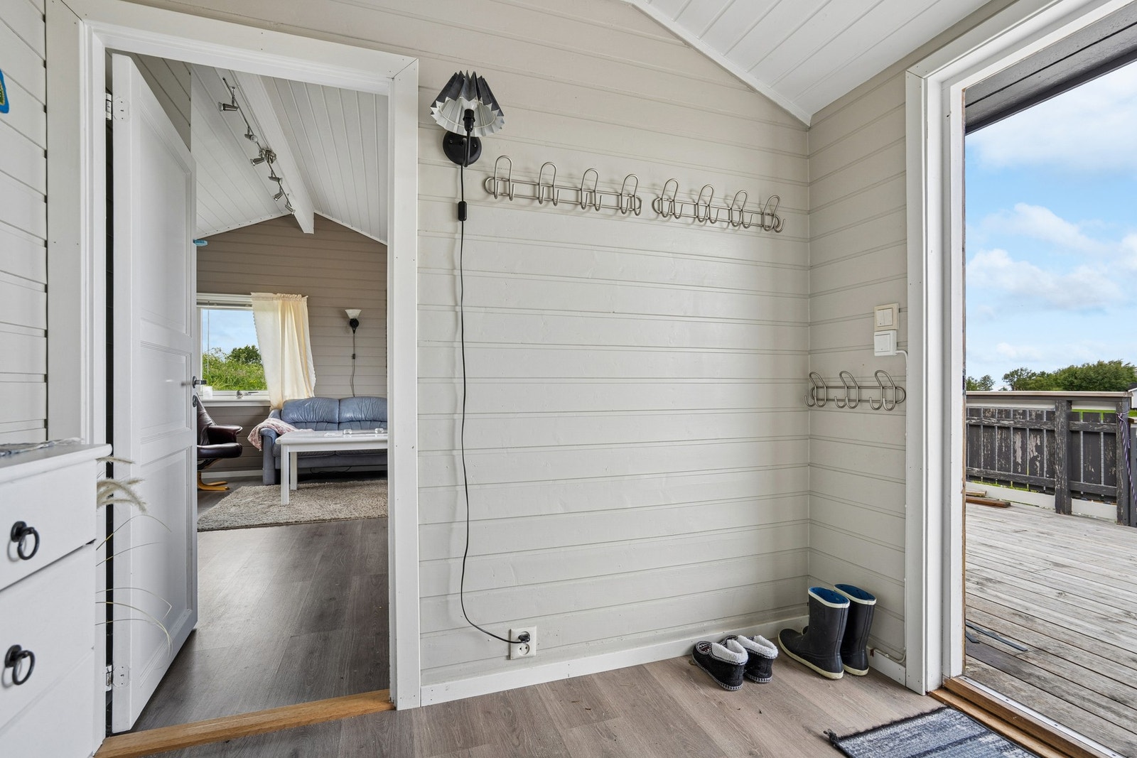 Fra gangen er det inngang til stue og kjøkken i åpen løsning. Galleribilde