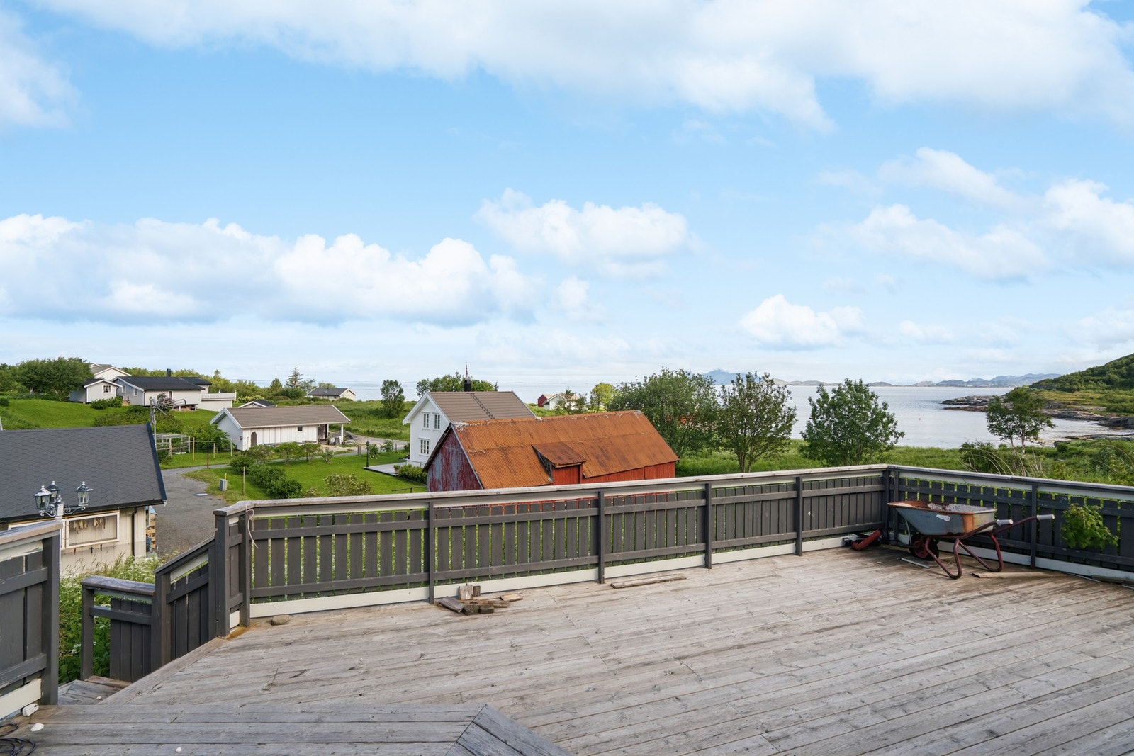 Fra terrassen er det utsikt mot sjøen og nærområdet. Galleribilde
