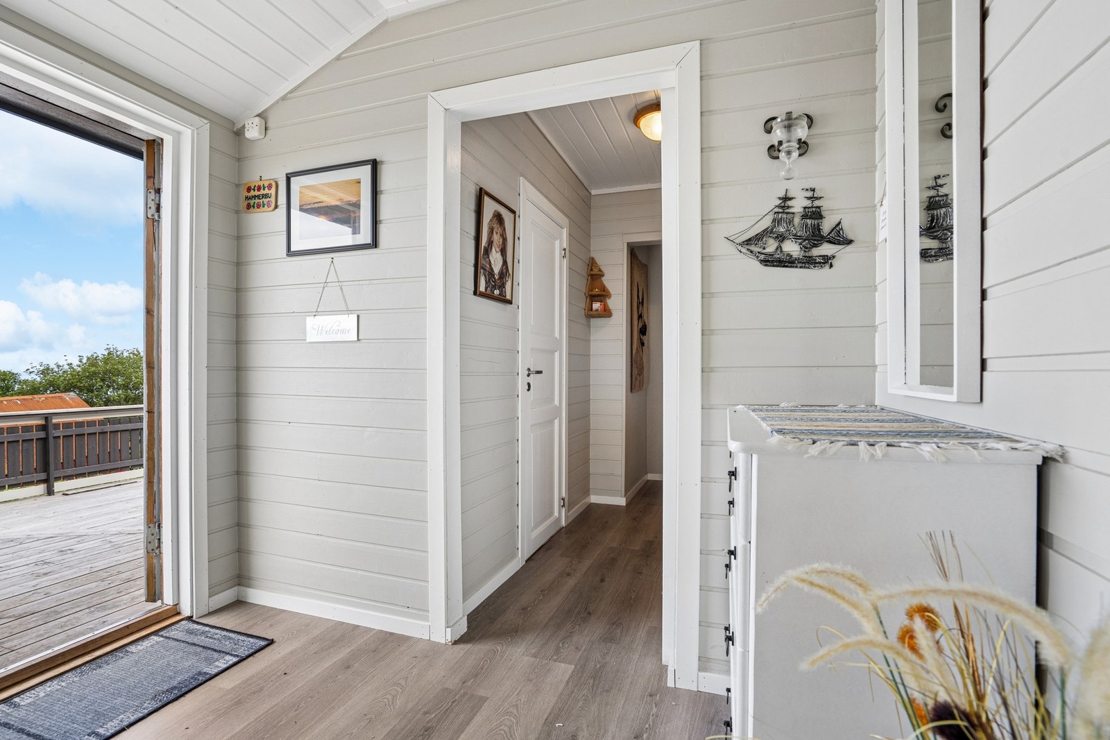 Entré. Veggene har panel og gulvet har laminat. Galleribilde