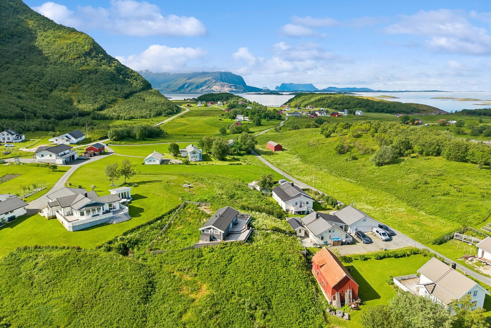 Gode turmuligheter i nærområdet, både langs sjøen og i fjellet. Galleribilde