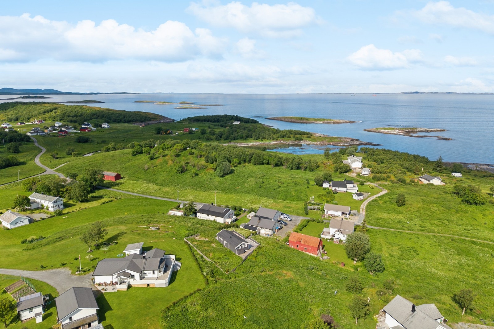 Det er kort vei til den store og vakre Sandvik stranden. Galleribilde