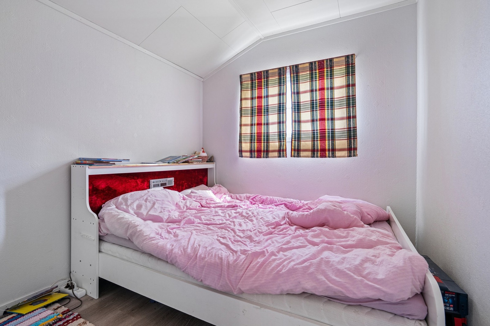 Hytta inneholder to soverom. Dette rommet har plass til dobbeltseng. Galleribilde
