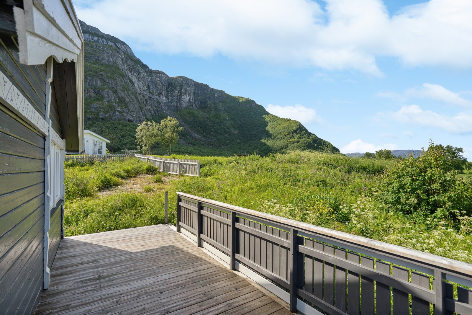 Uteplassen er omkranset av natur og gir en usjenert atmosfære. Galleribilde