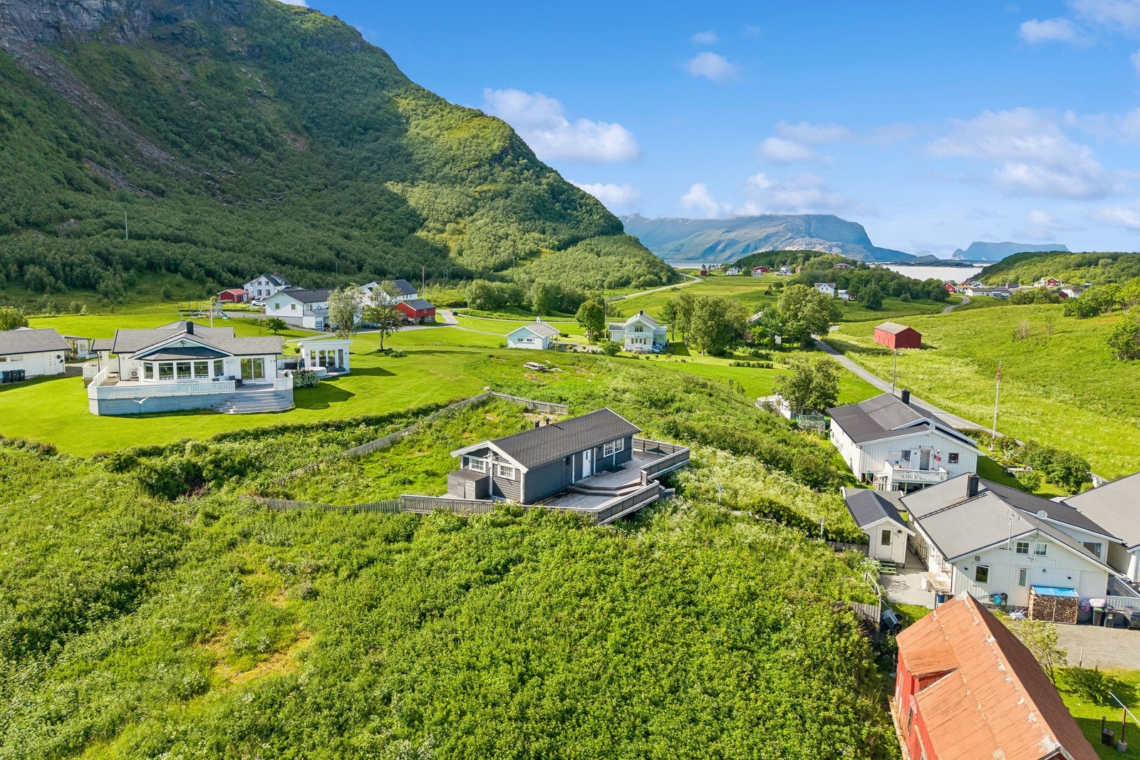 Hytta ligger fint til i terrenget med gode utsiktsforhold. Galleribilde