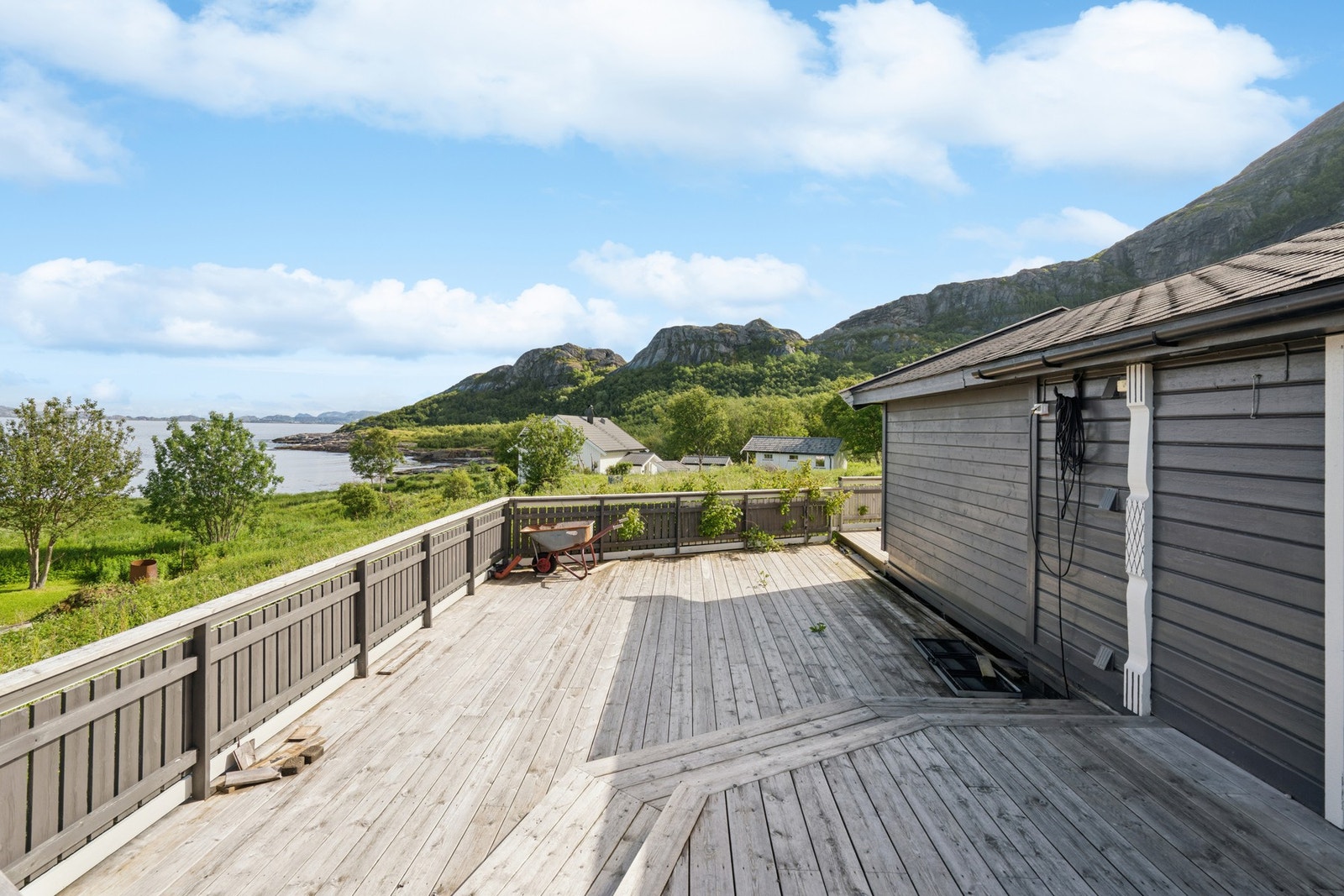 Hytta er fundamentert med betongsøyler på fjell og berg. Galleribilde