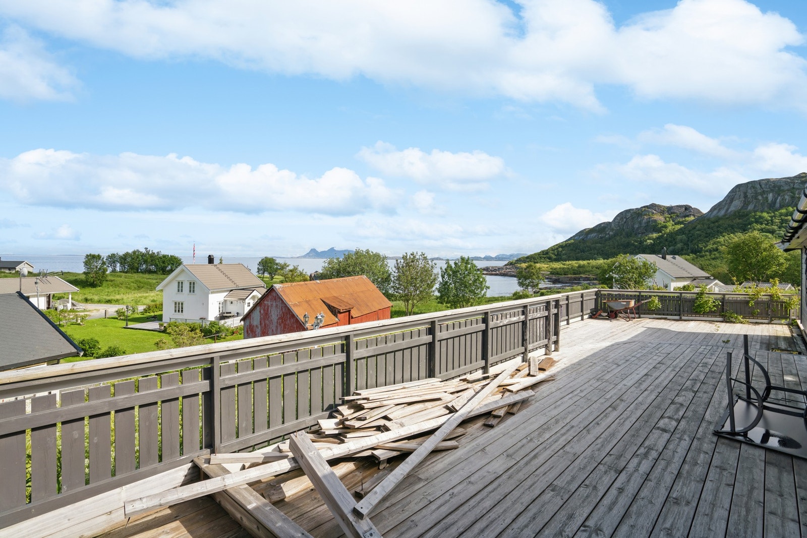 Terrassen ble etablert i 2018/2019 og gir rikelig med plass for utemøbler. Galleribilde