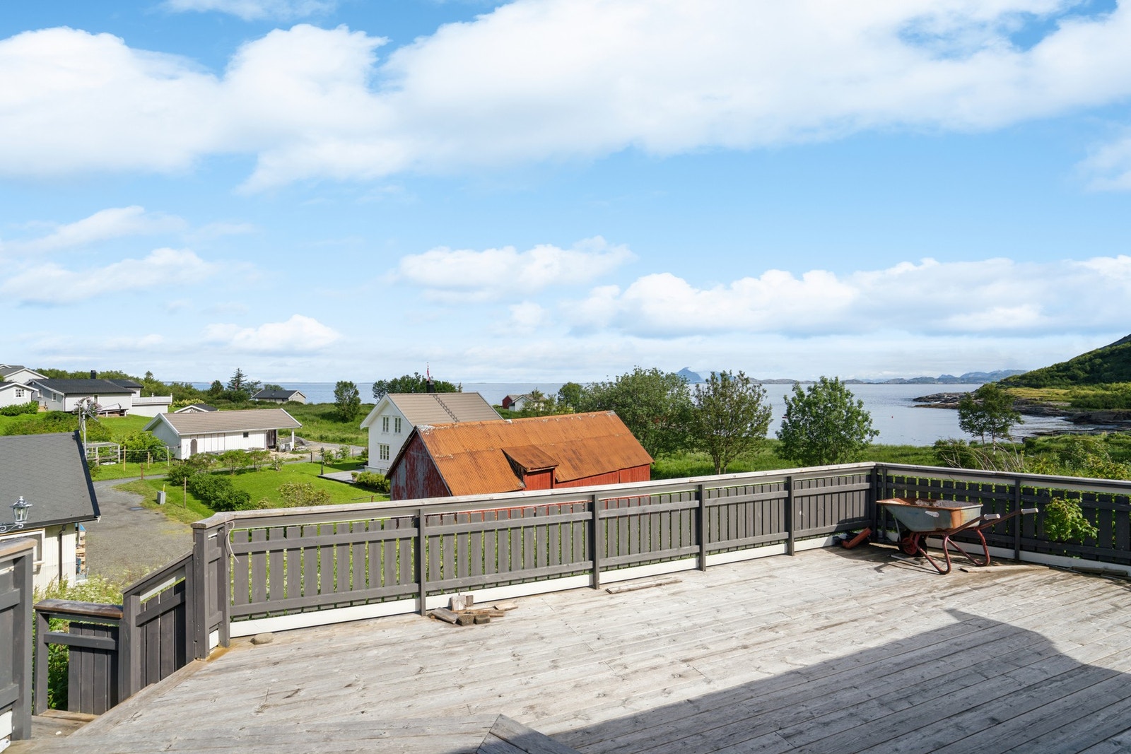 Romslig uteområde med flott utsikt. Galleribilde