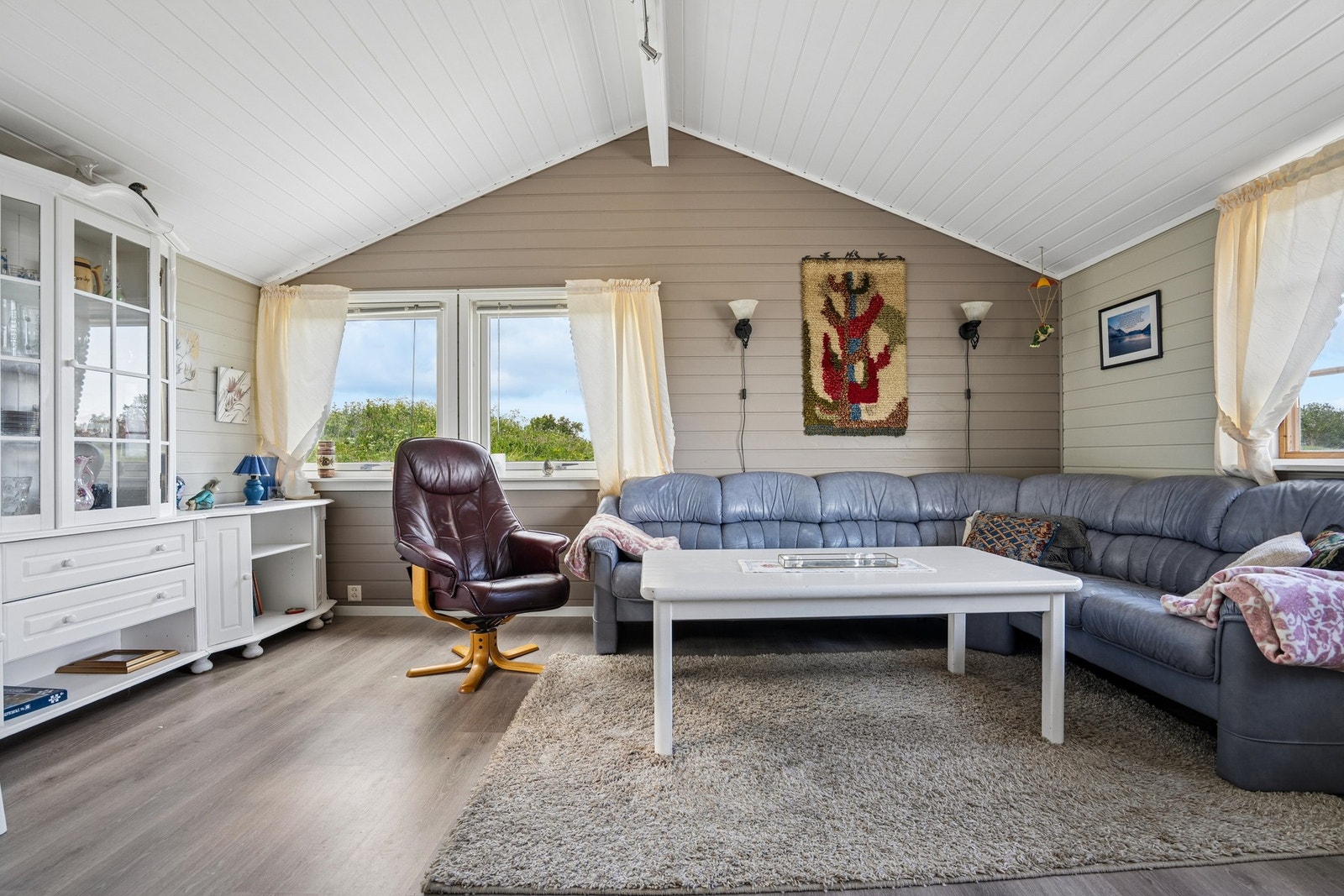 Stuen har god takhøyde. Galleribilde