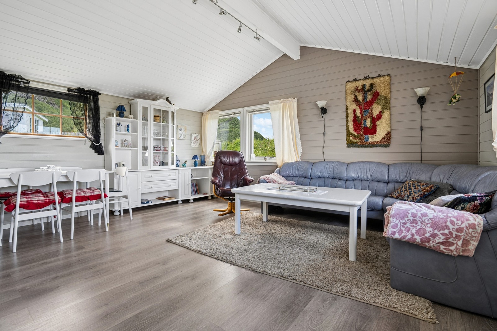 Oppholdsrommet har god plass til både sofagruppe og spisebord. Galleribilde