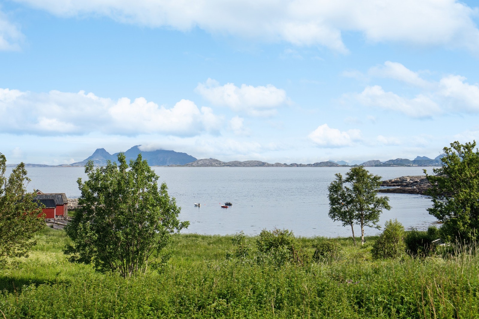 Utsikt mot fjorden og fjellene i horisonten. Galleribilde