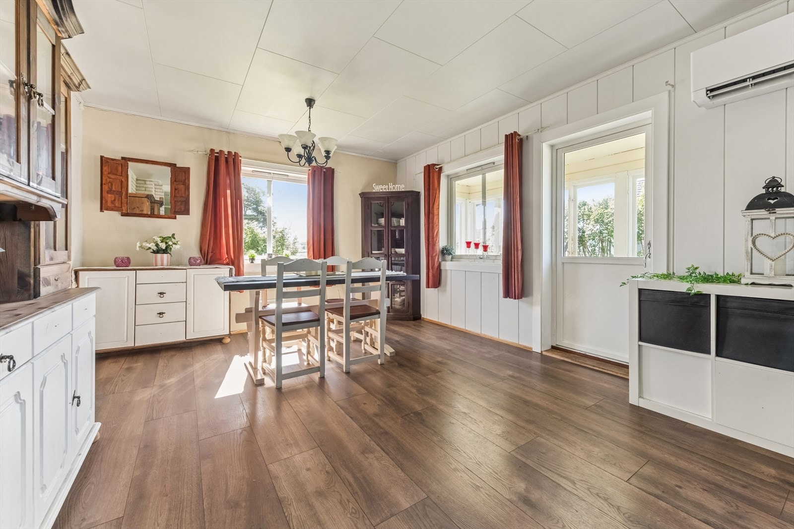 Stuen er innredet med to soner. Galleribilde