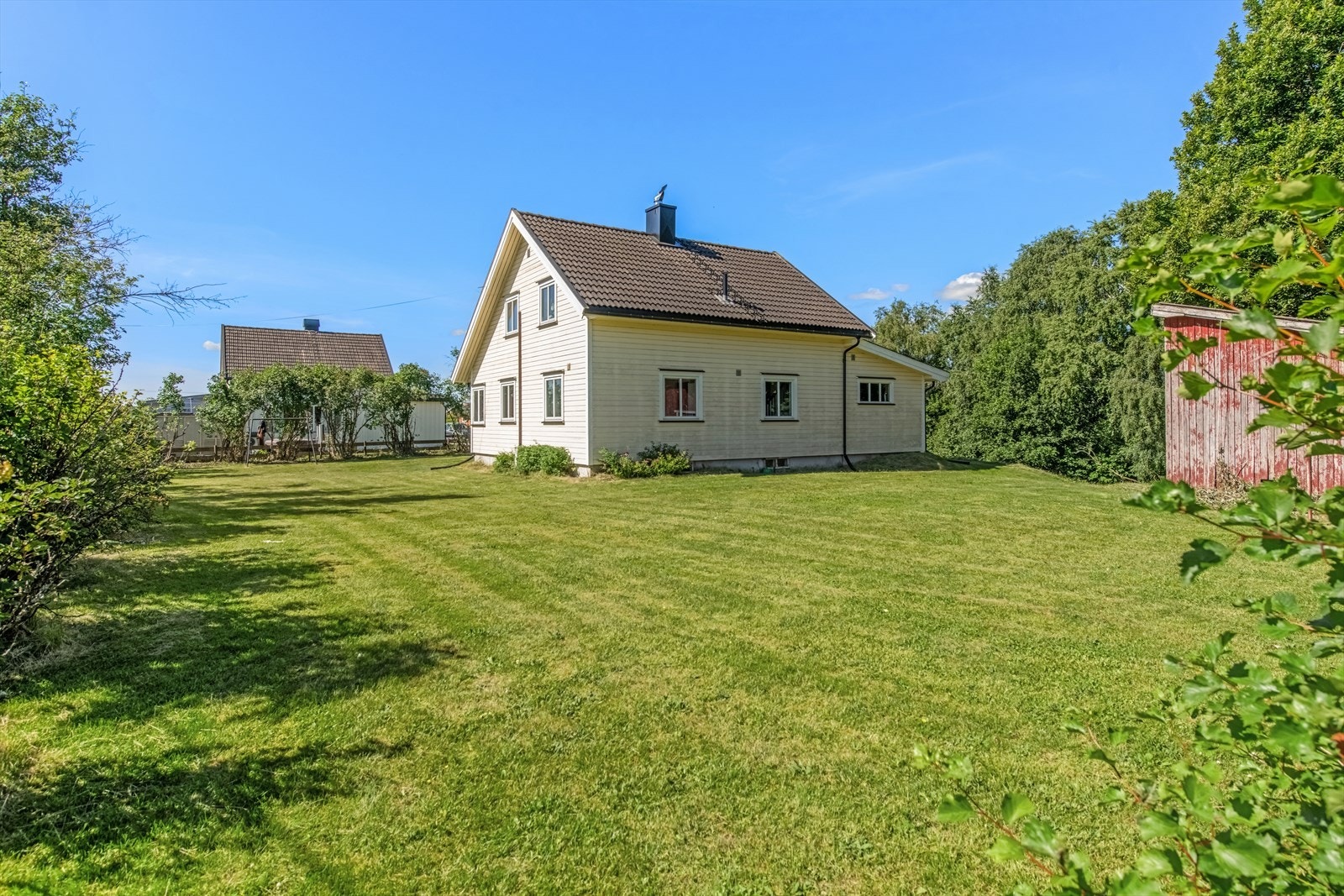 Tomten er romslig og har gode solforhold. Galleribilde