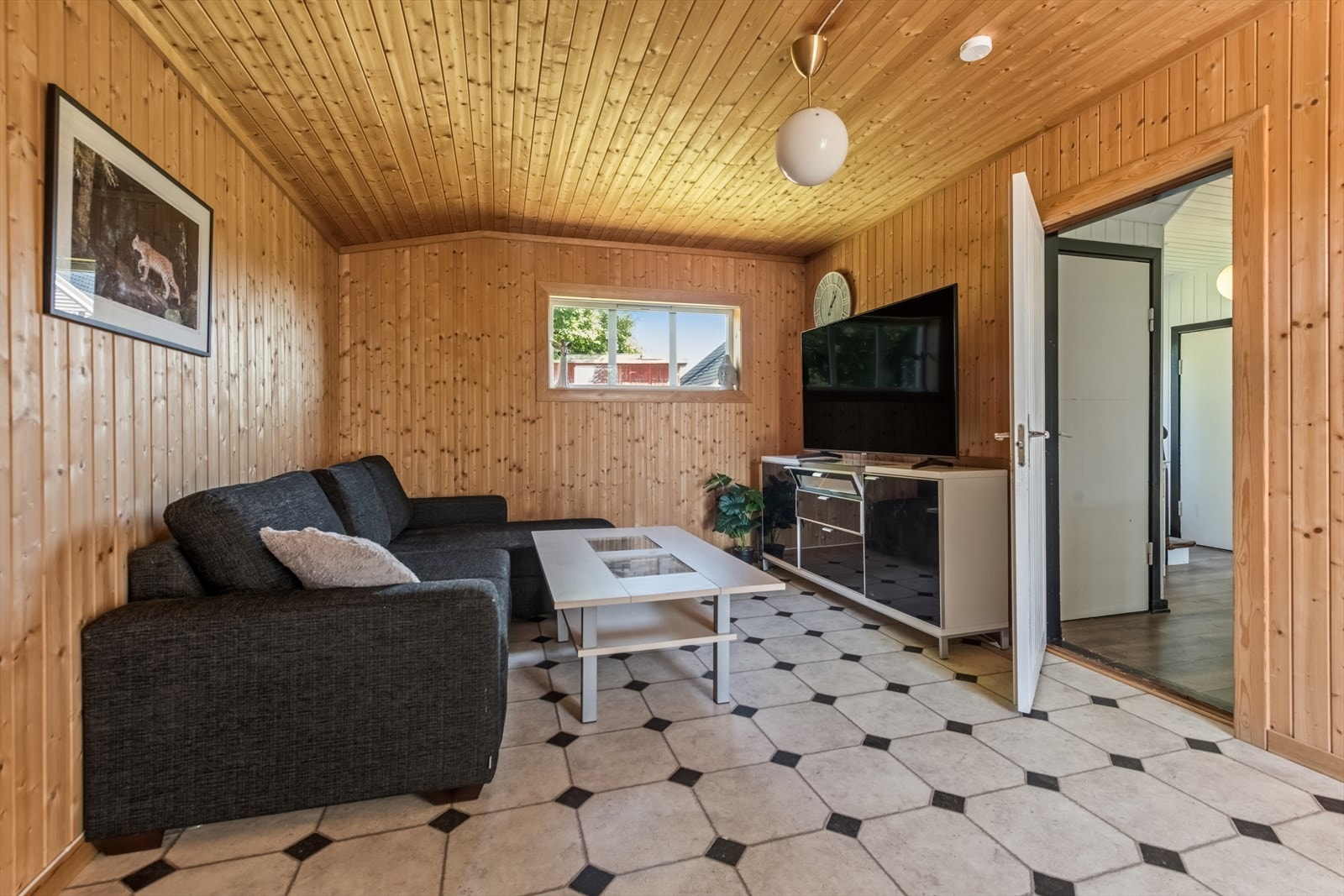 Stor gang innredet som en ekstra stue. Galleribilde