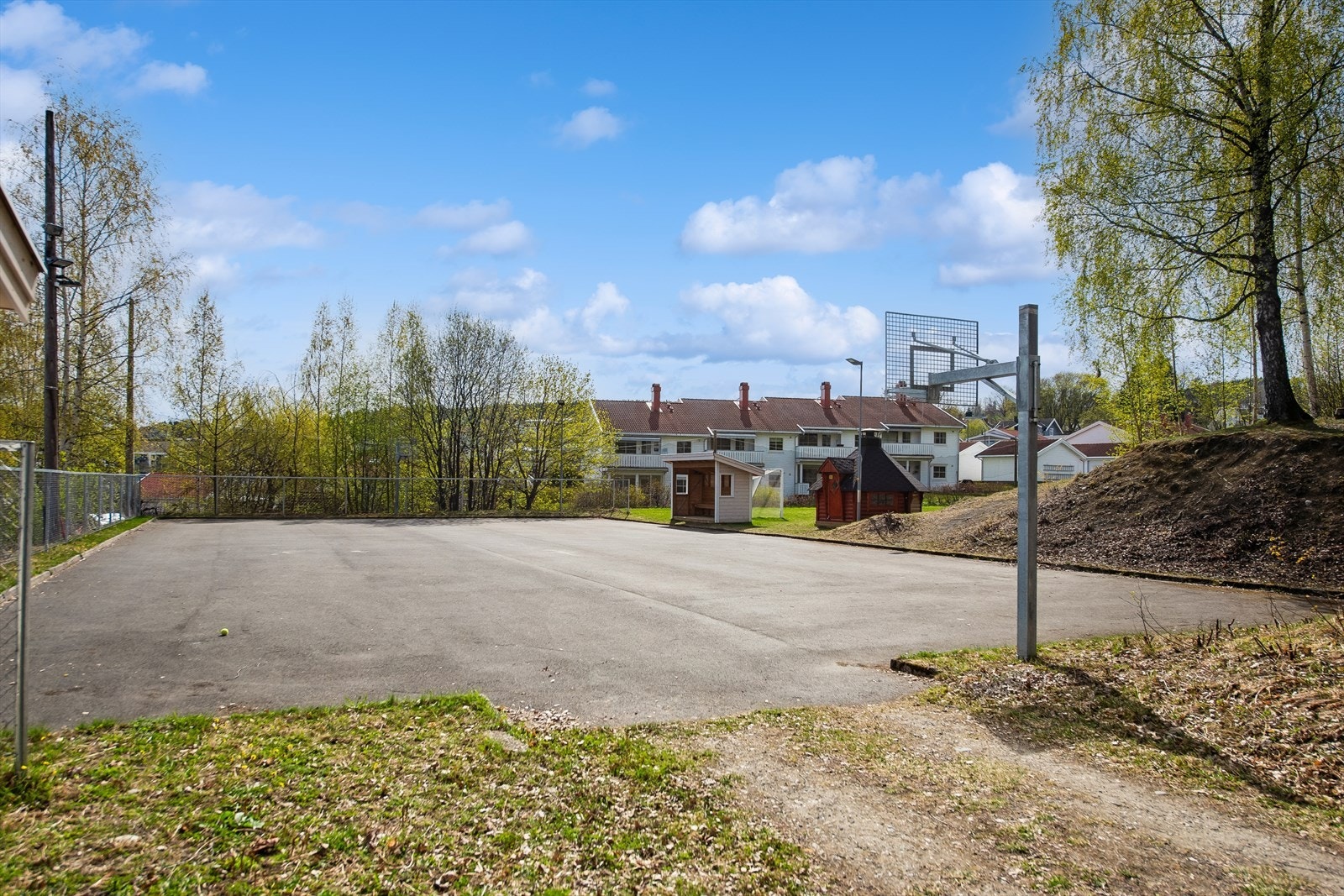 Dagligvarebutikk, post og bussholdeplass ligger kun fem minutters gange unna. Galleribilde