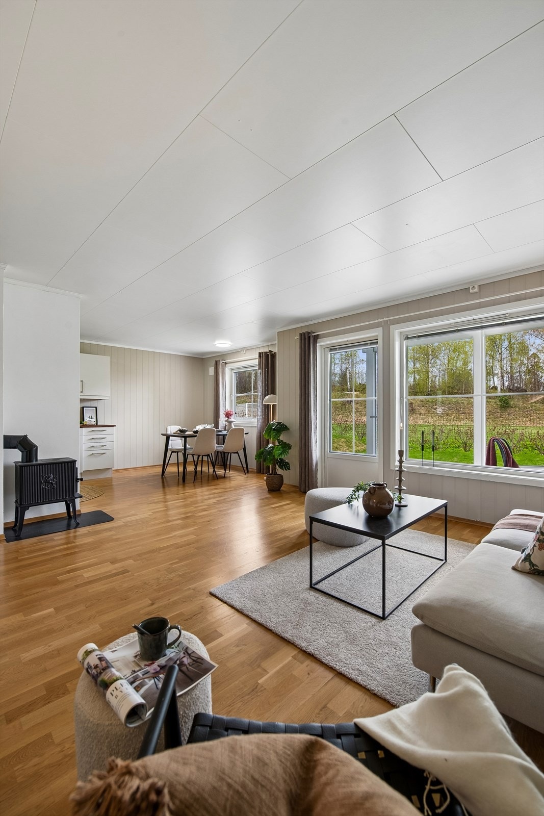 Stuen er lys og malt i fine farger. Galleribilde