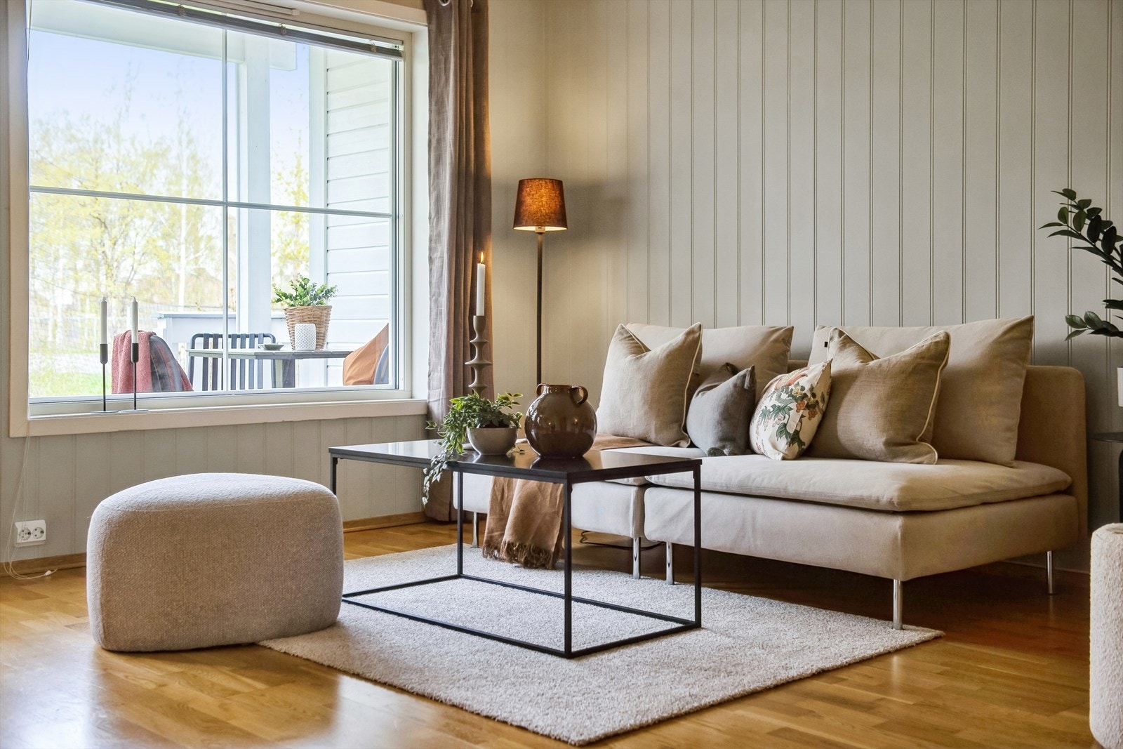 Stuen har plass til både sitte- og spisegruppe. Galleribilde