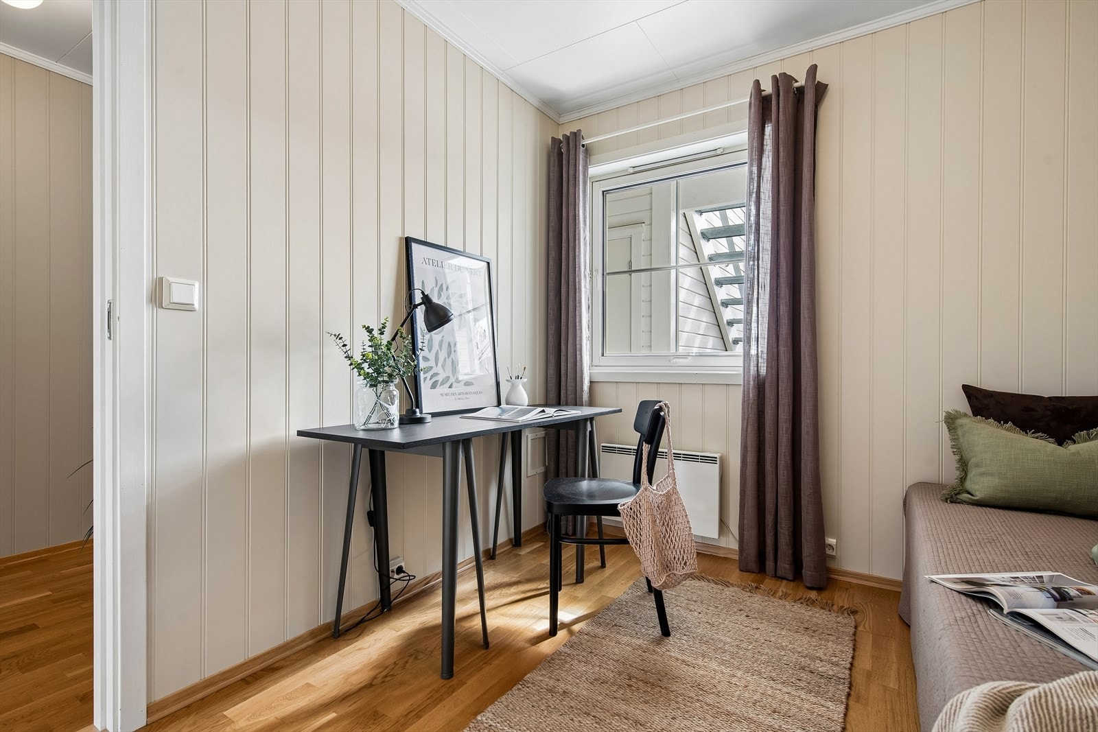 Vinduene er av tre med 2-lags isolerglass, som er gjennomgående for boligen. Galleribilde