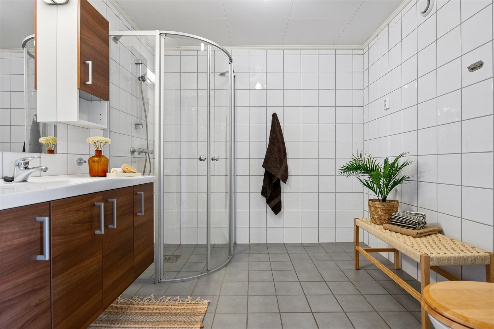 Her er det gulvvarme, dusjhjørne med glassdører og opplegg for vaskemaskin. Galleribilde