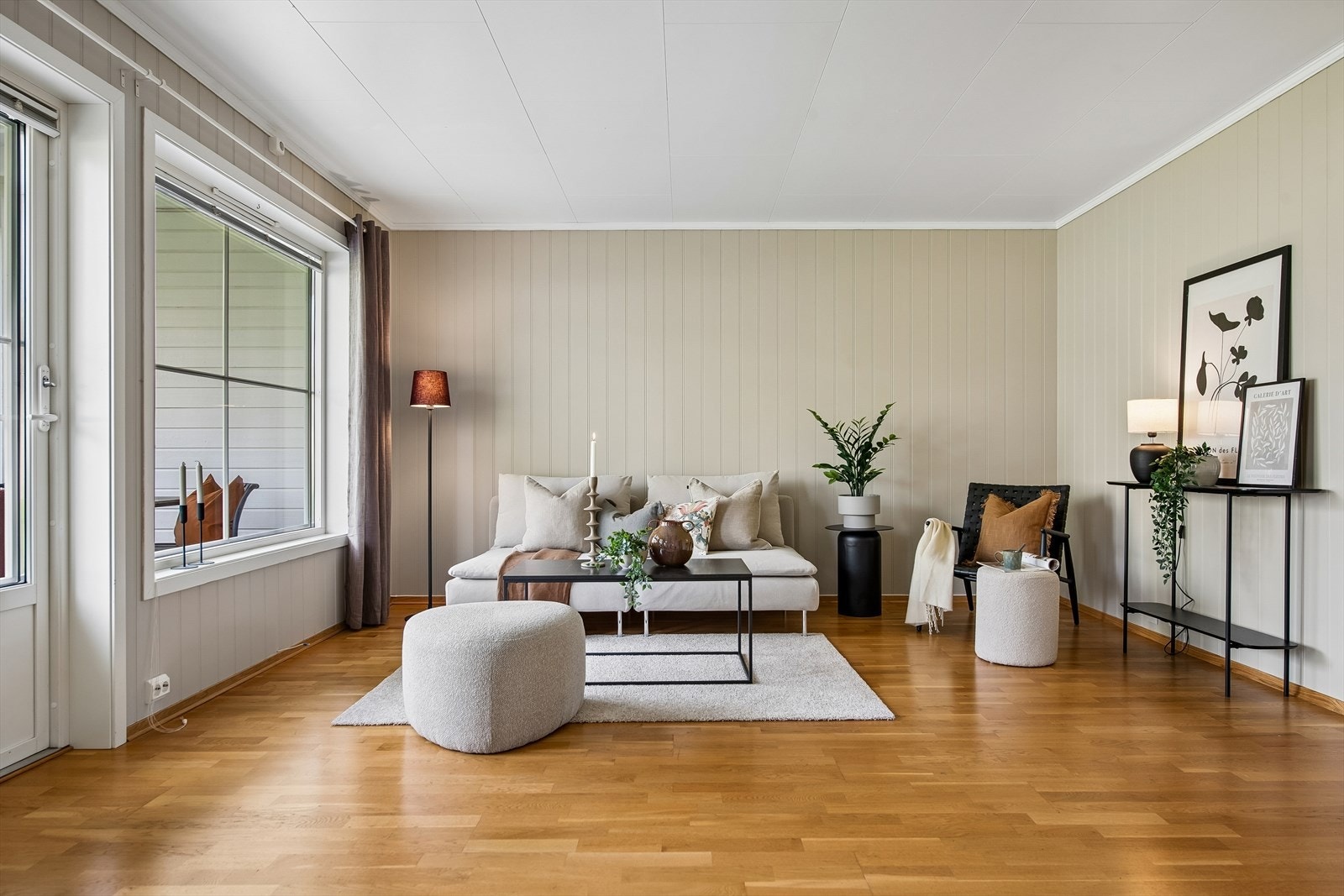 Stuen har parkett på gulv og vegger med panelplater. Galleribilde