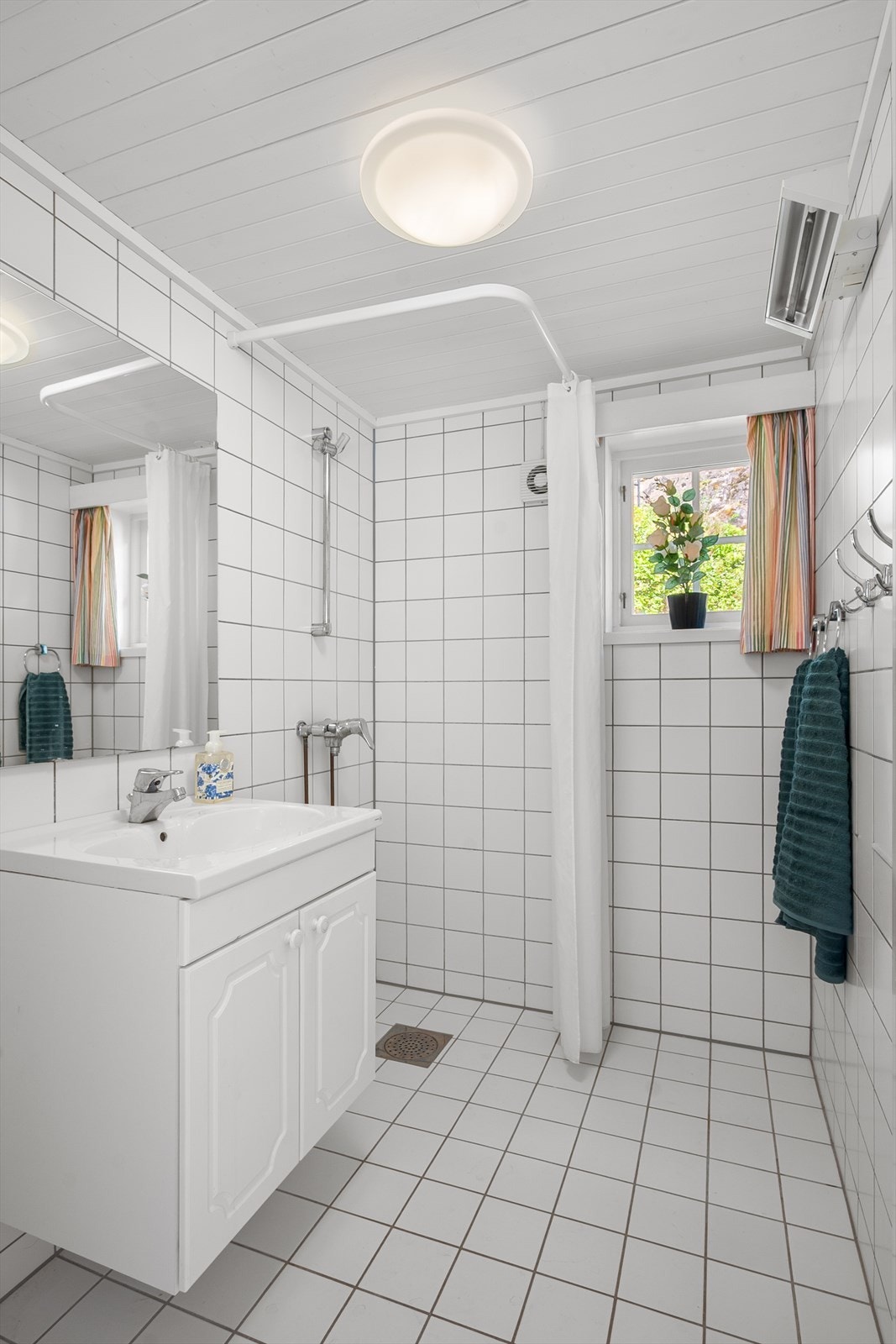 Badet hadde innlagt sommervann tidligere og kan tilknyttes privat VA ved ønske. Hytta har eget toalettrom med snurretoalett. Galleribilde
