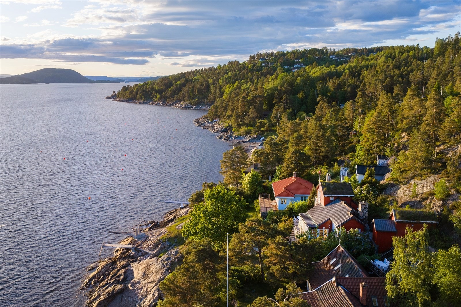 Eiendommen ligger idyllisk til på Solbergstrand langs Oslofjorden, mellom Hvitsten i syd og Drøbak i nord. Galleribilde