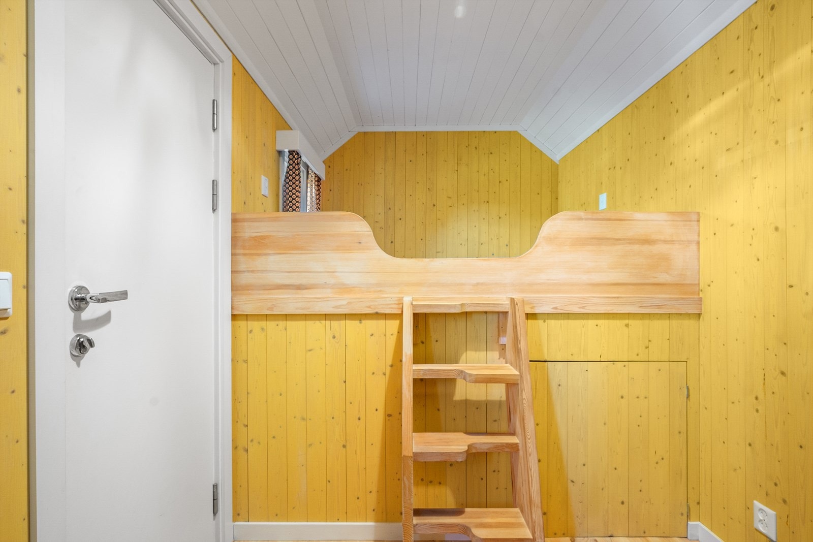 Uthus er i dag innredet med plassbygd dobbelseng med oppbevaring under, men ikke godkjent for overnatting. Galleribilde