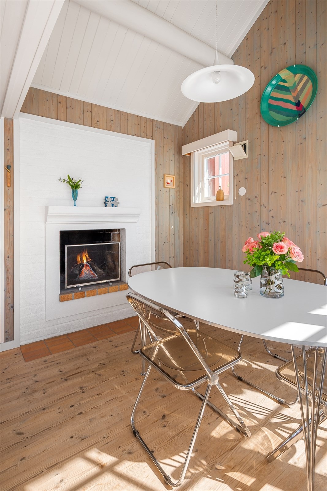 Rommet har en elegant åpen peis med mantel. Galleribilde
