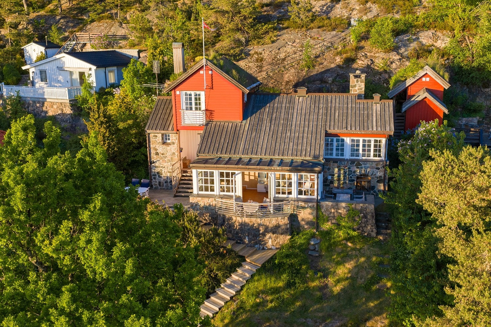 Særegen fritidsbolig med fantastisk vestvendt beliggenhet. Galleribilde