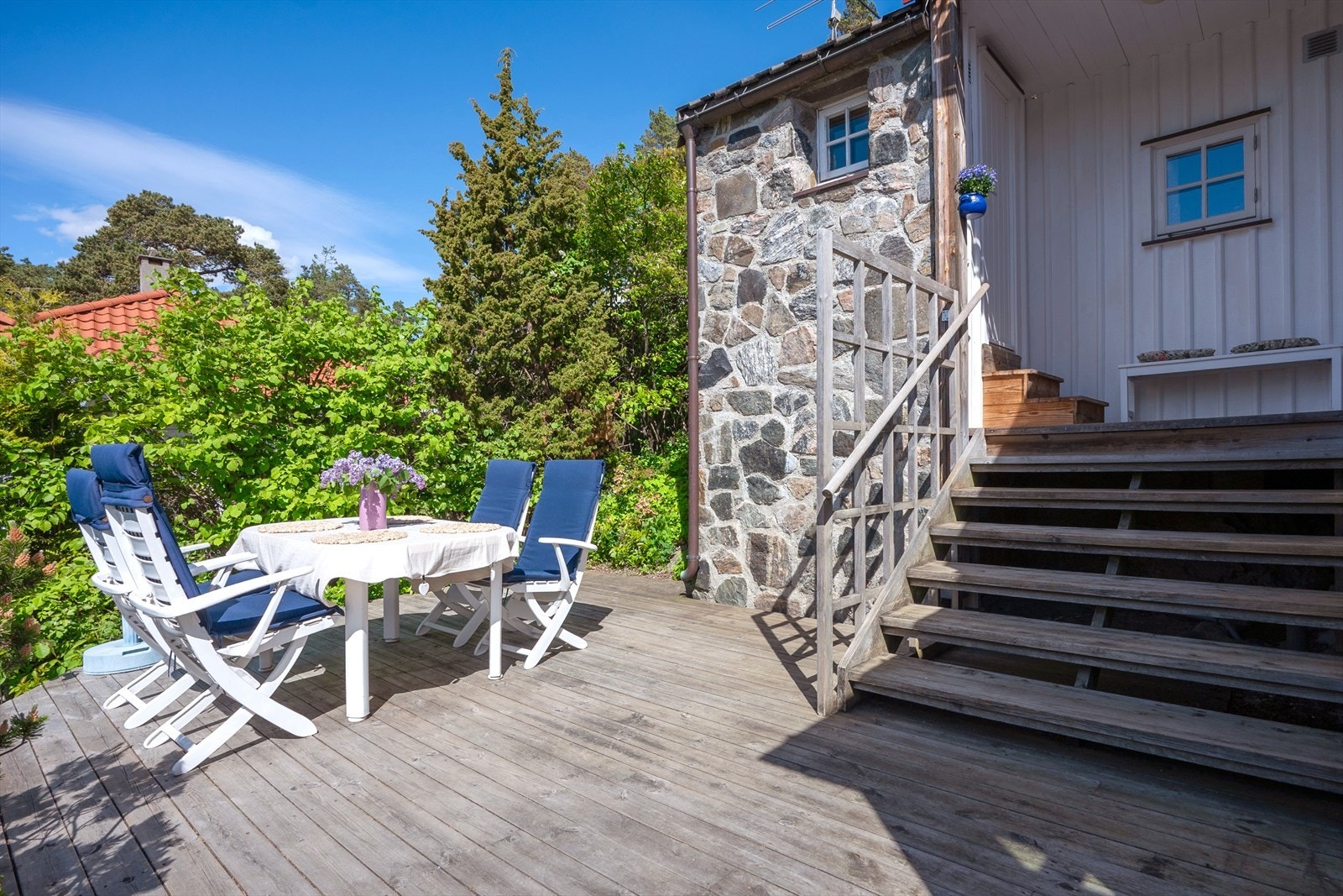 Mot nordvest er det opparbeidet en hyggelig terrasse med adkomst fra gang. Galleribilde
