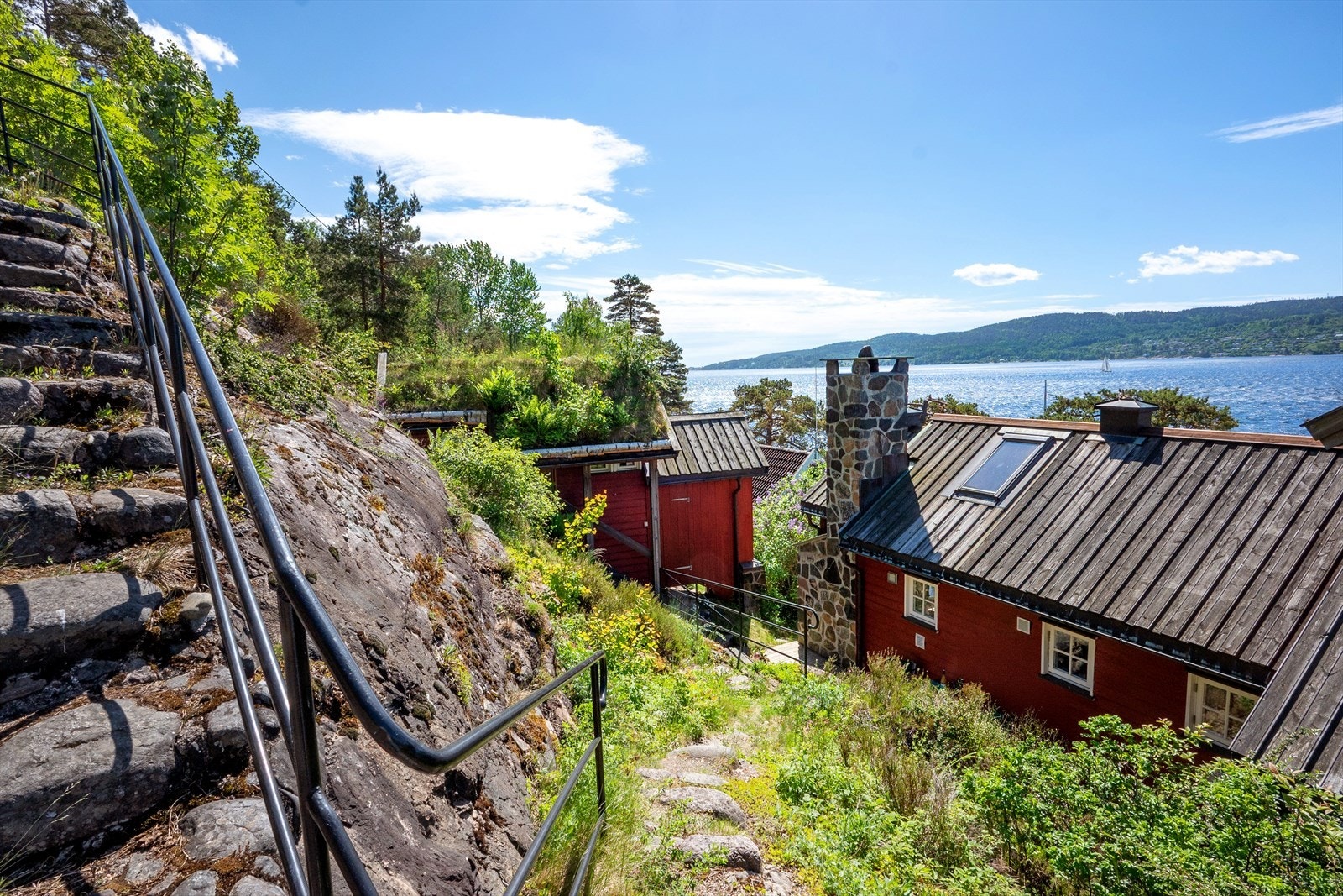 Her får du en fin kombinasjon av fredelig hyttestemning og nærhet til hyggelig småbyliv. Galleribilde