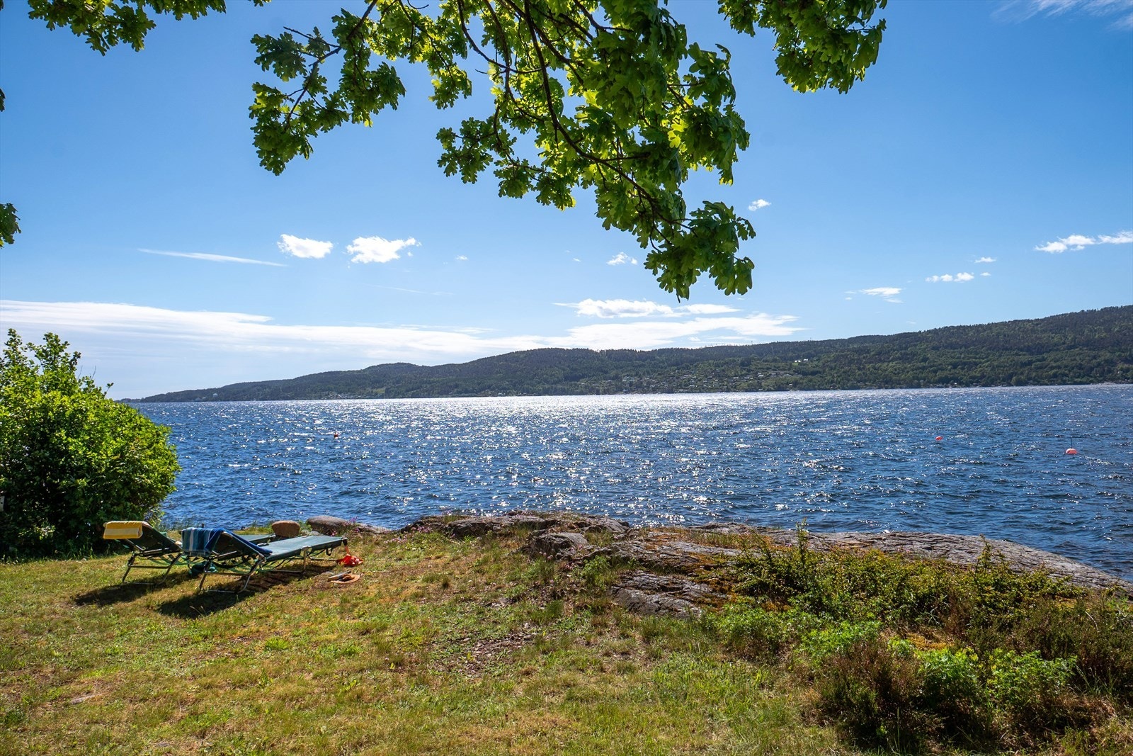 La freden senke seg et stykke bort fra hverdagens jag. For tilkomst med båt medfølger det to bøyer. Galleribilde