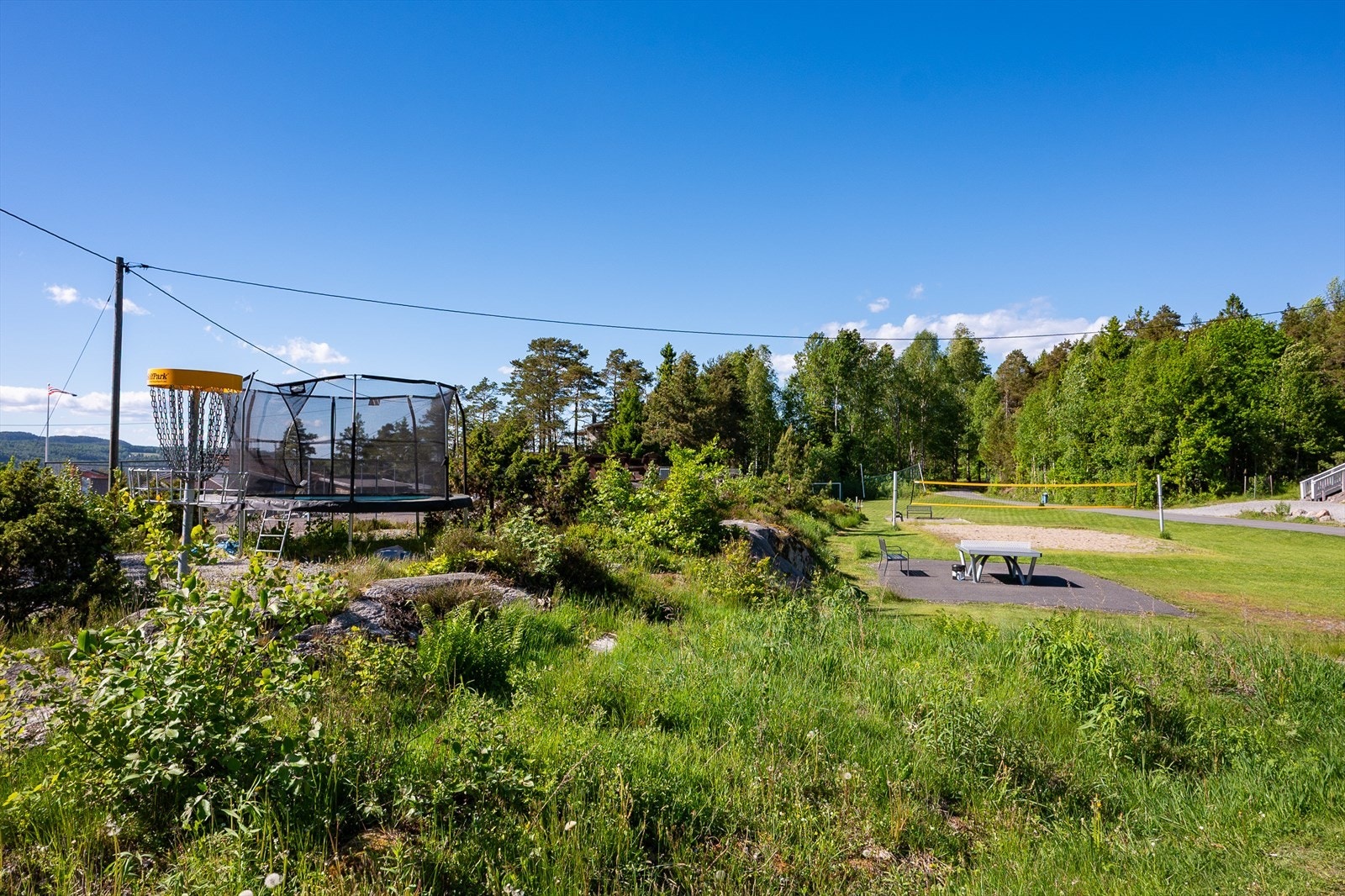 Vellet har blant annet felles fotballbane, tennisbane, sandvolleyballbane, frisbeegolf, bordtennis, petanquebane og zipline. Galleribilde