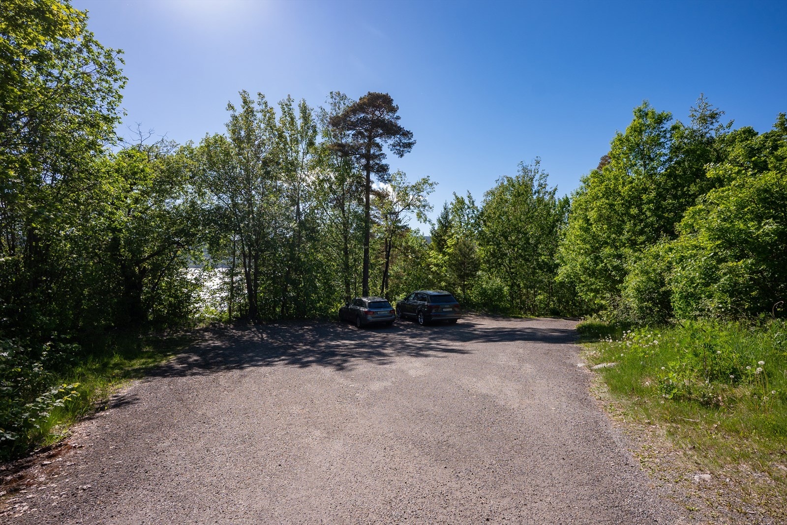 Videre er det parkeringsplass for hytteeiere ca. 200 meter fra hytta. Galleribilde