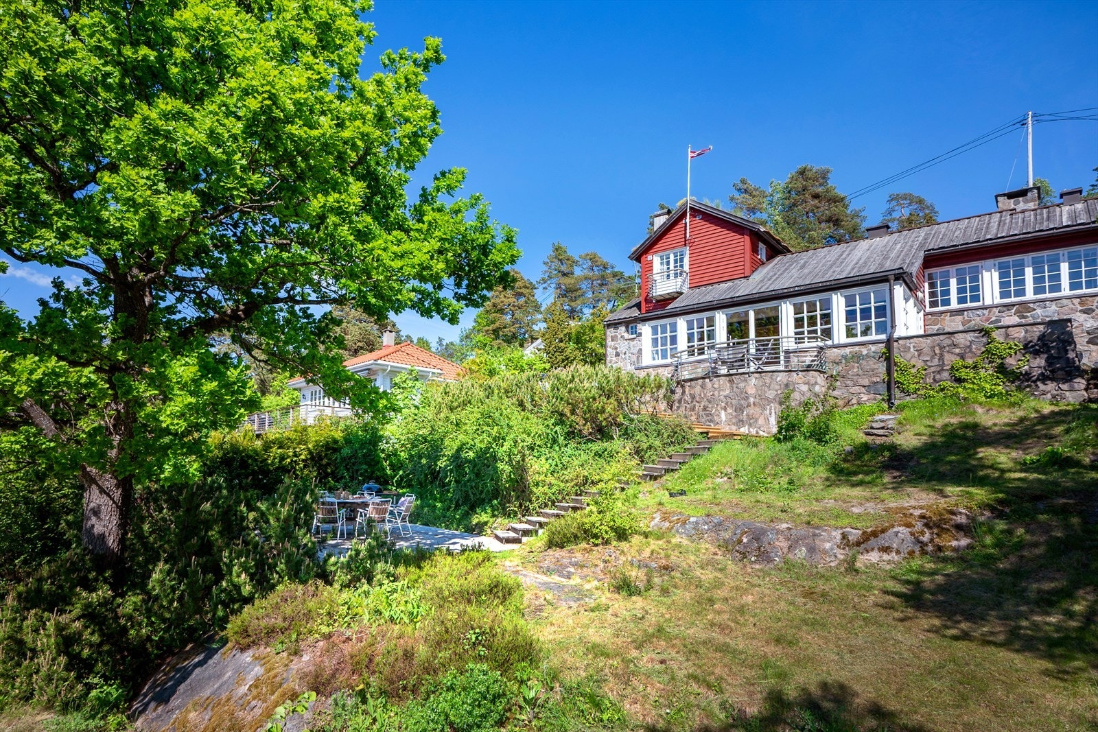 Det er flere opparbeidede uteområder på ulike nivåer i tillegg til luftebalkong. Galleribilde