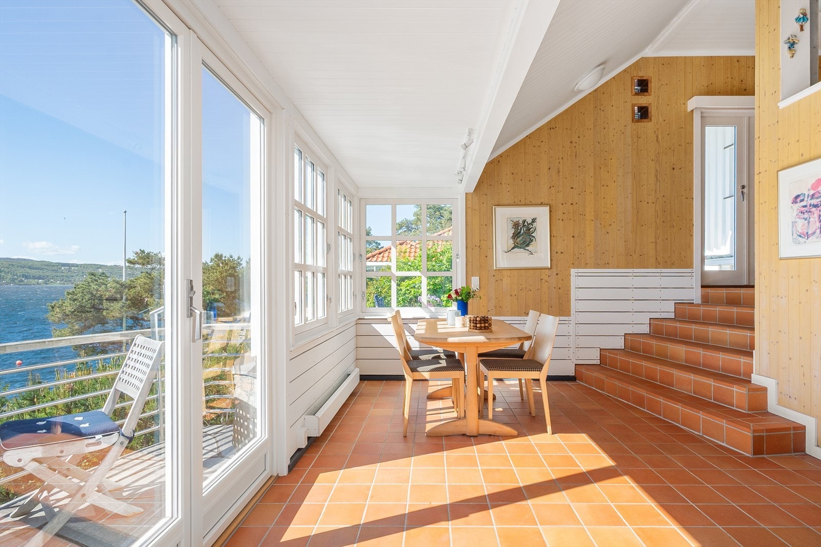 De store vindusflatene er fremtredende fra første inntreden. Galleribilde