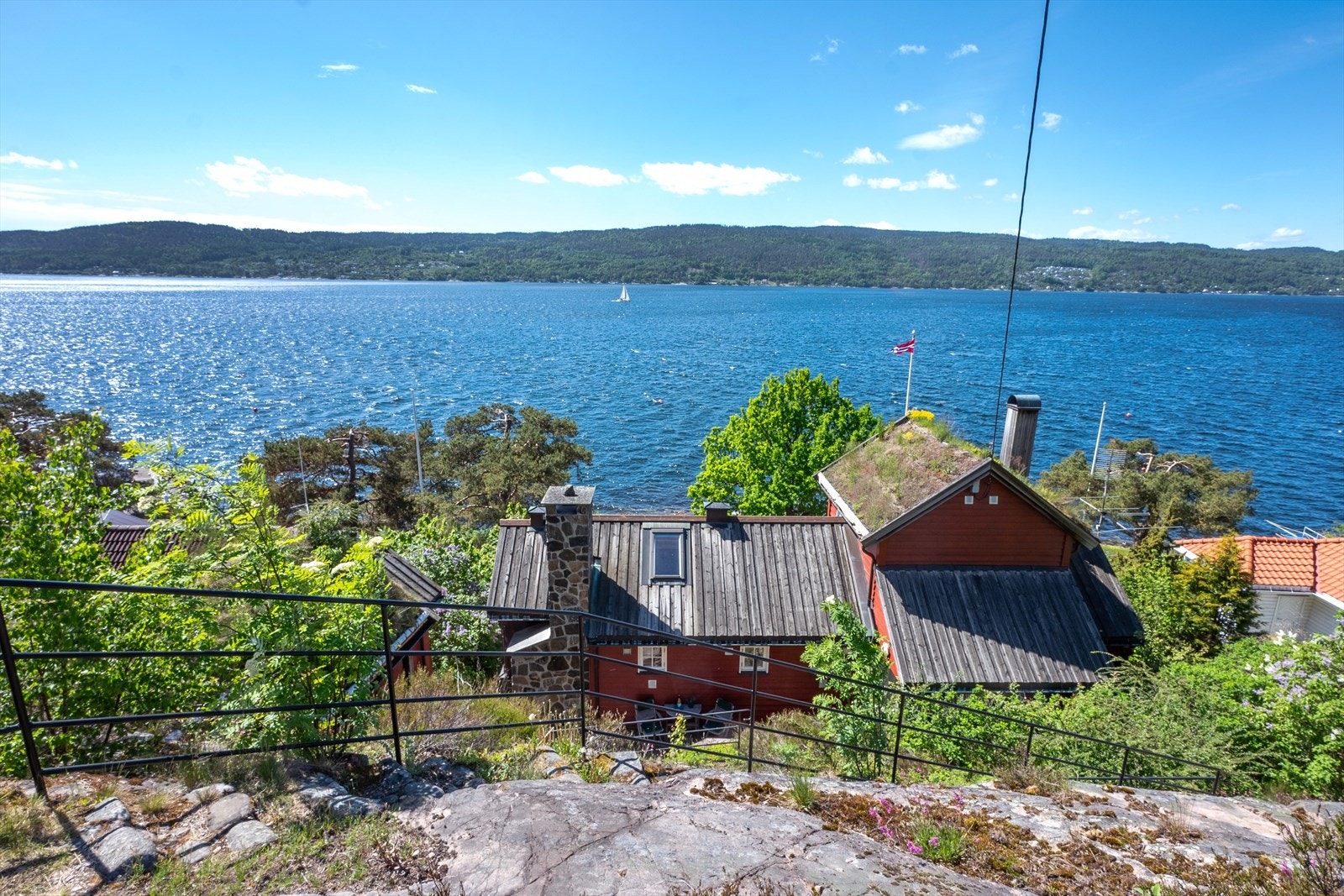 Selve fritidsboligen ligger høyt og tilbaketrukket med steintrapper/sti med rekkverk. Galleribilde