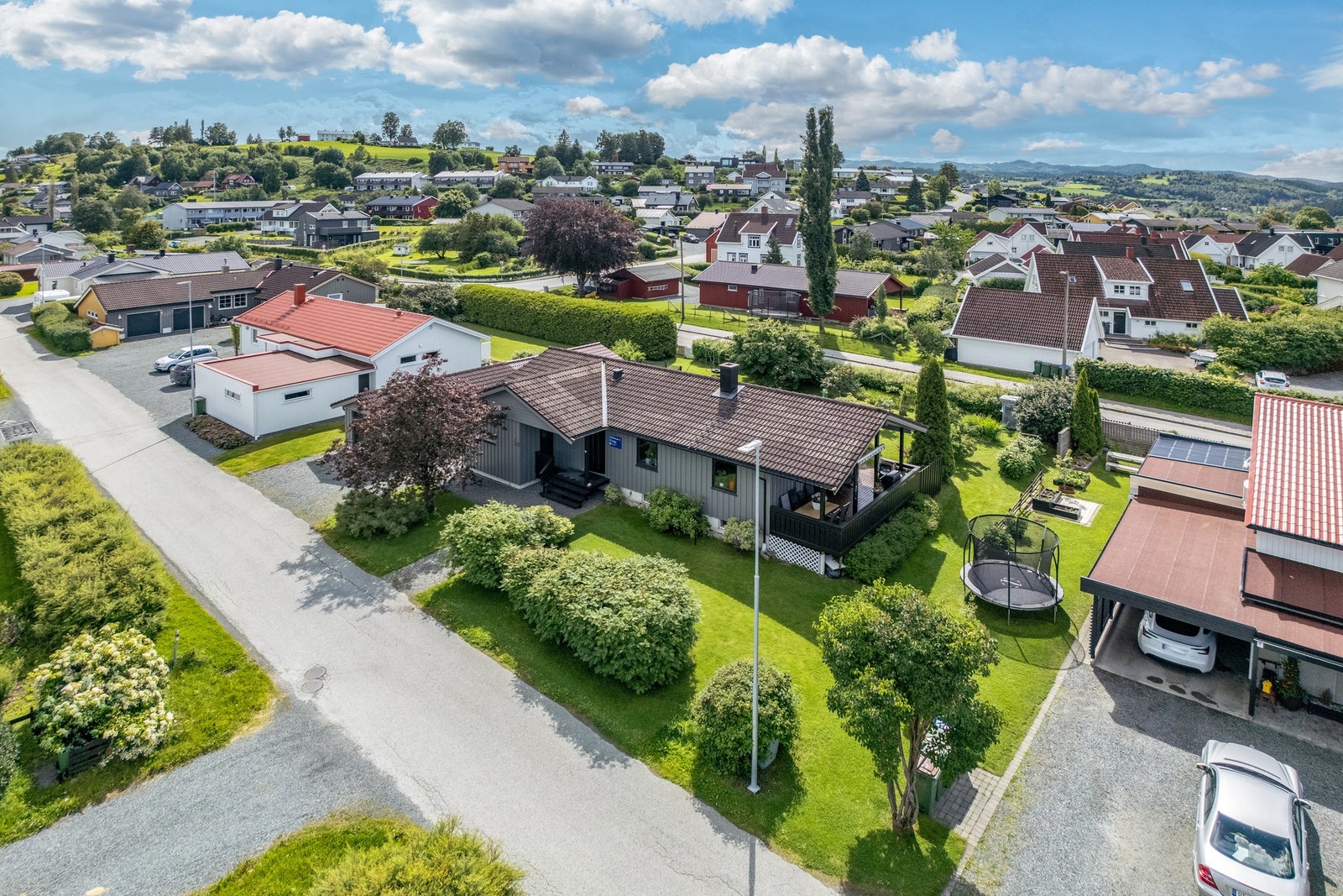 Oppgradert enebolig med sentral beliggenhet på Ankholm. 3 soverom. Garasje. Romslig og flat hage. Flere uteplasser. Galleribilde