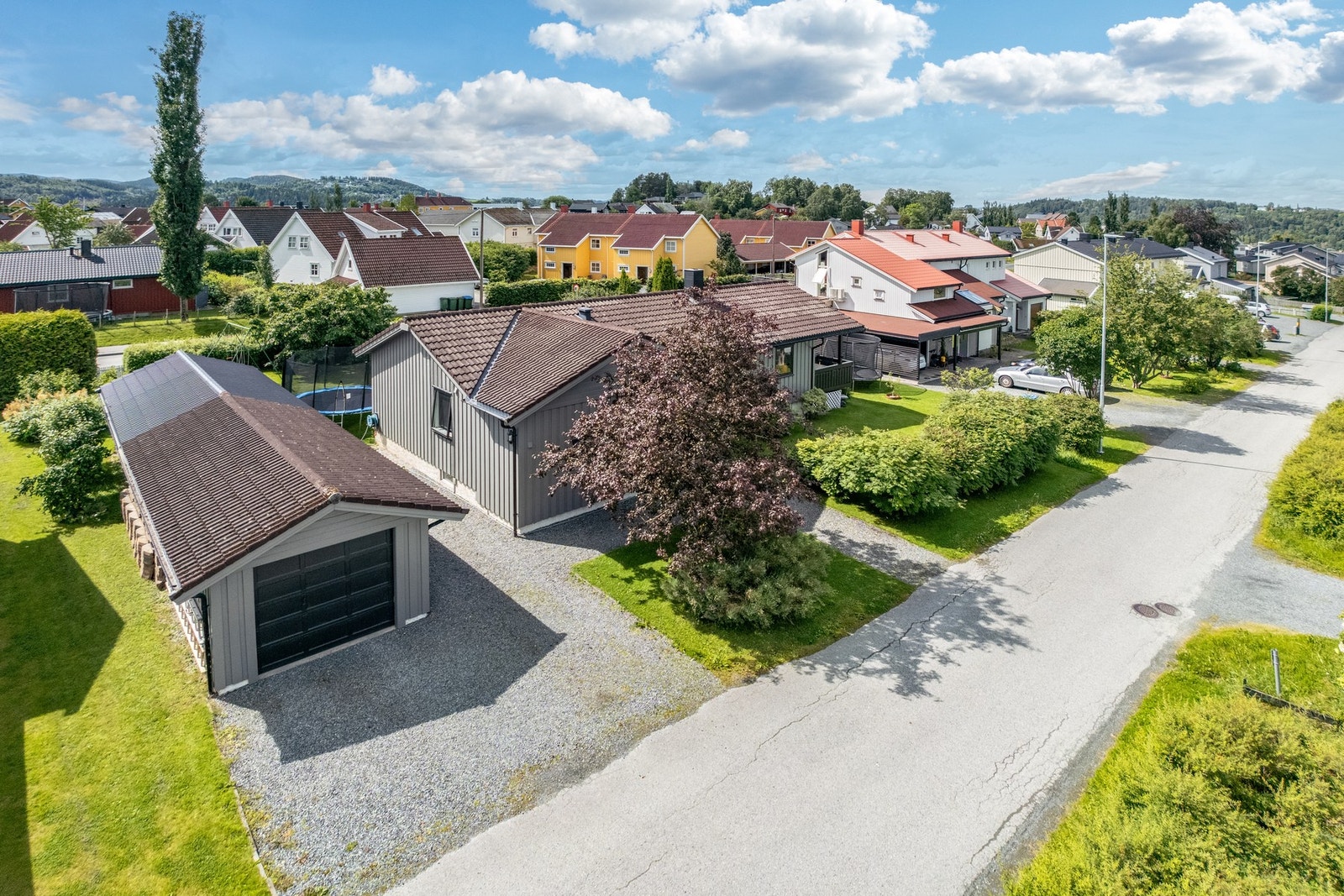 Boligen har en romslig og flat tomt, pent opparbeidet. Galleribilde