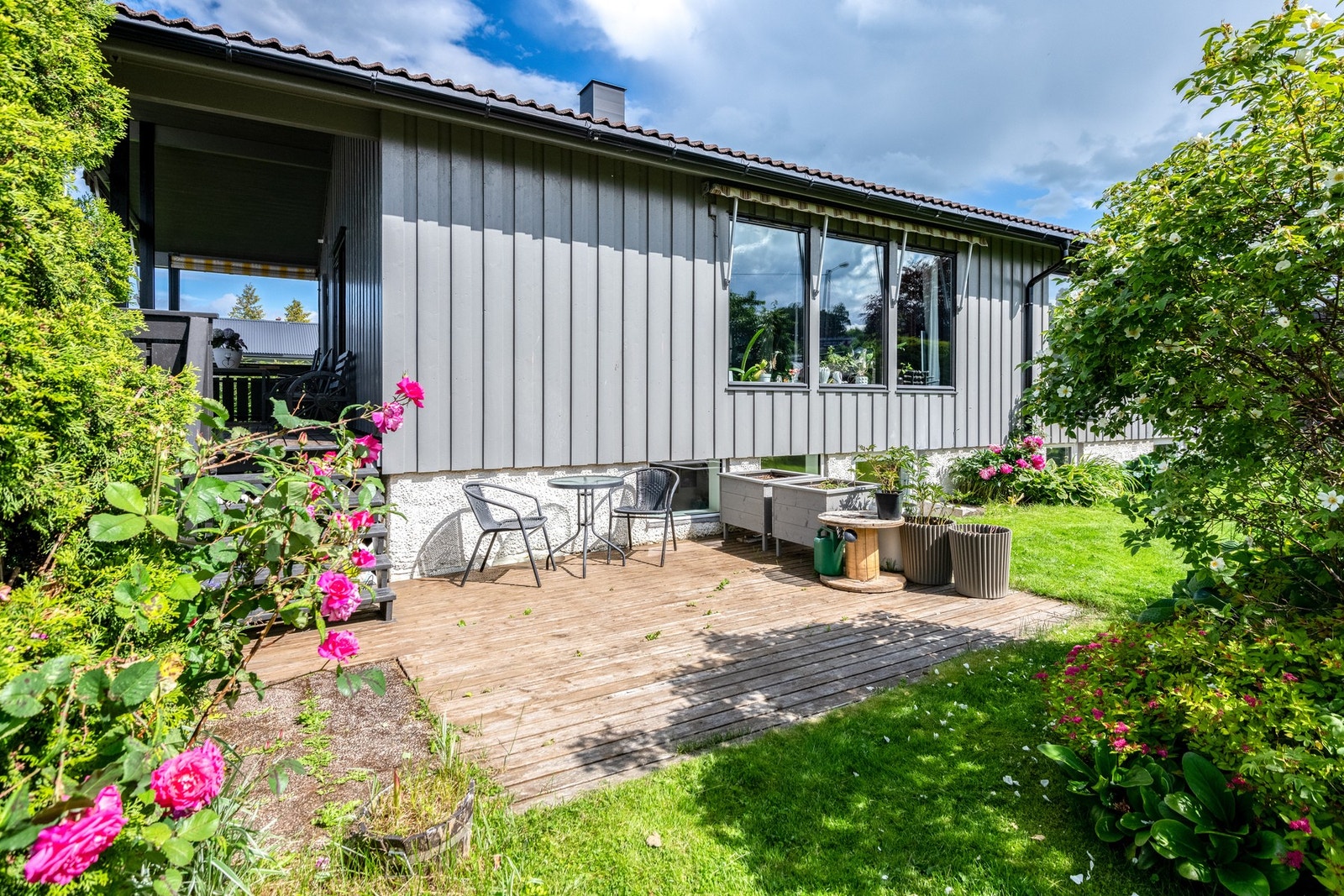 Rundt boligen har man flere naturlige uteplasser. Galleribilde
