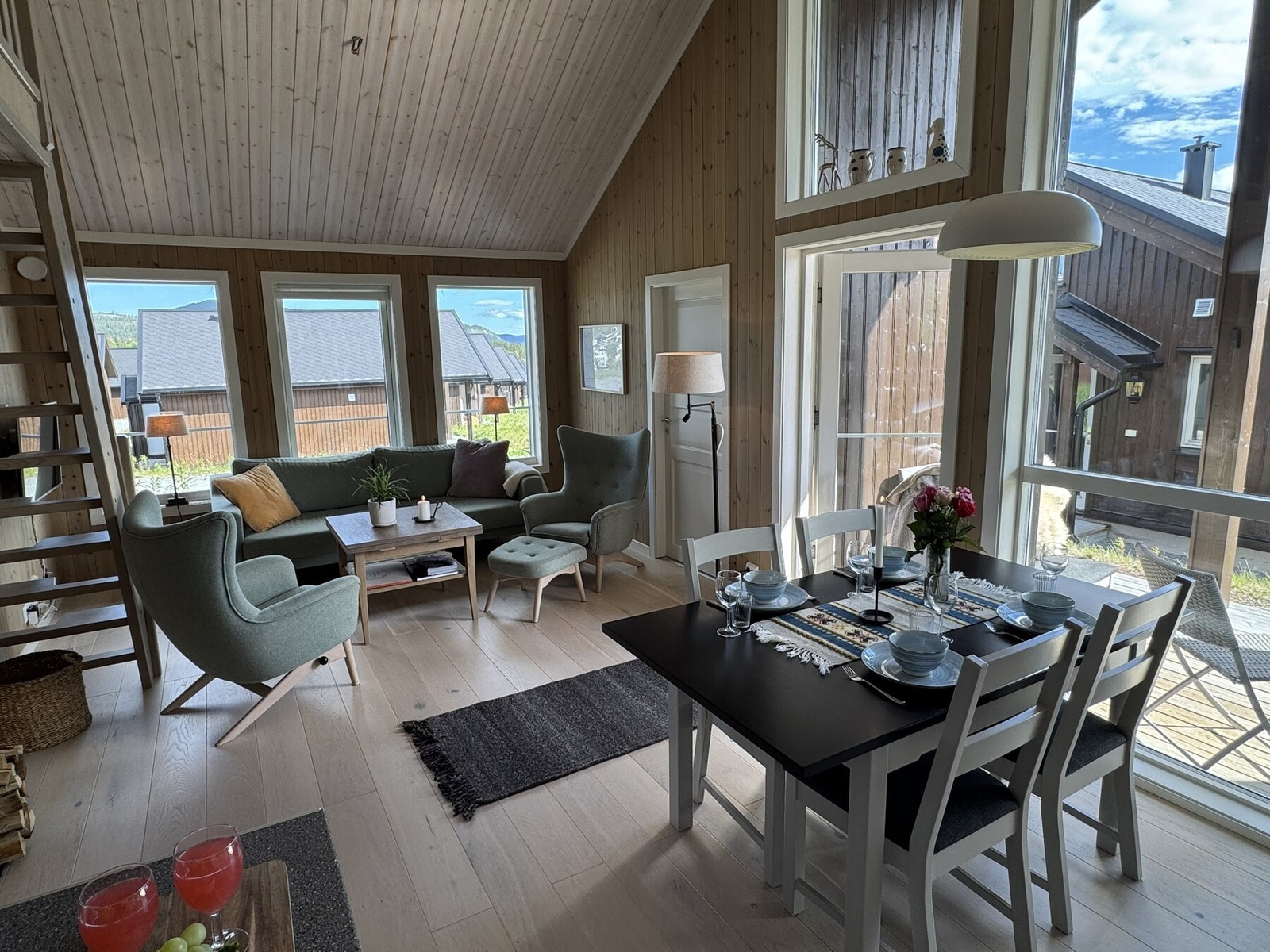 Dør ut til overbygd terrasse. Galleribilde