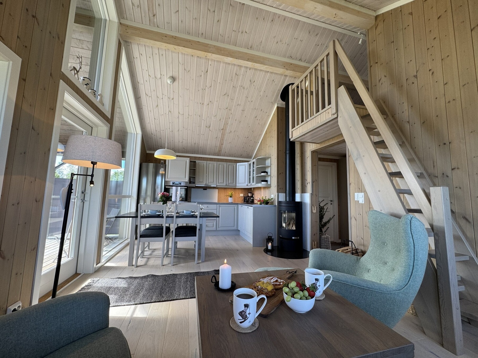 Fra stuen går det trapp opp til den praktiske hemsen. Galleribilde