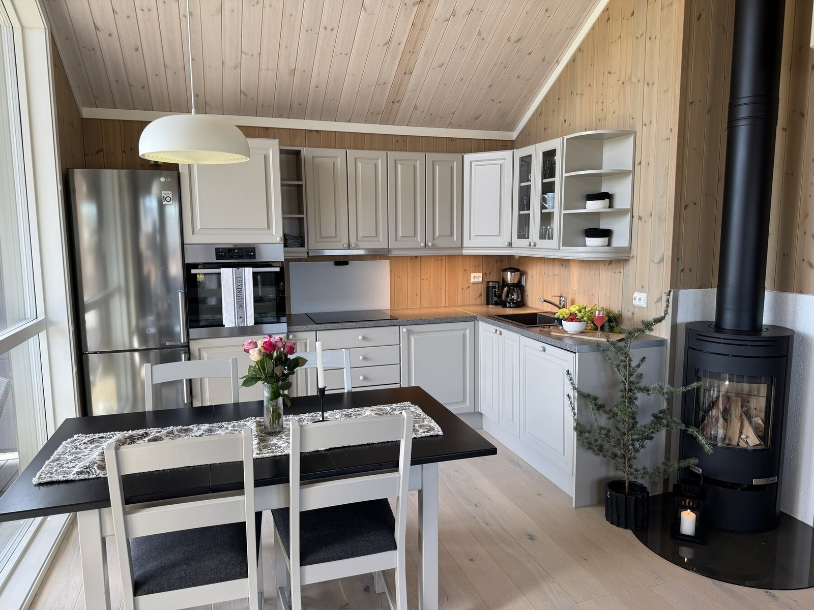 Kjøkkeninnredningen har lysmalt innredning med godt med benk- og skapplass. Galleribilde