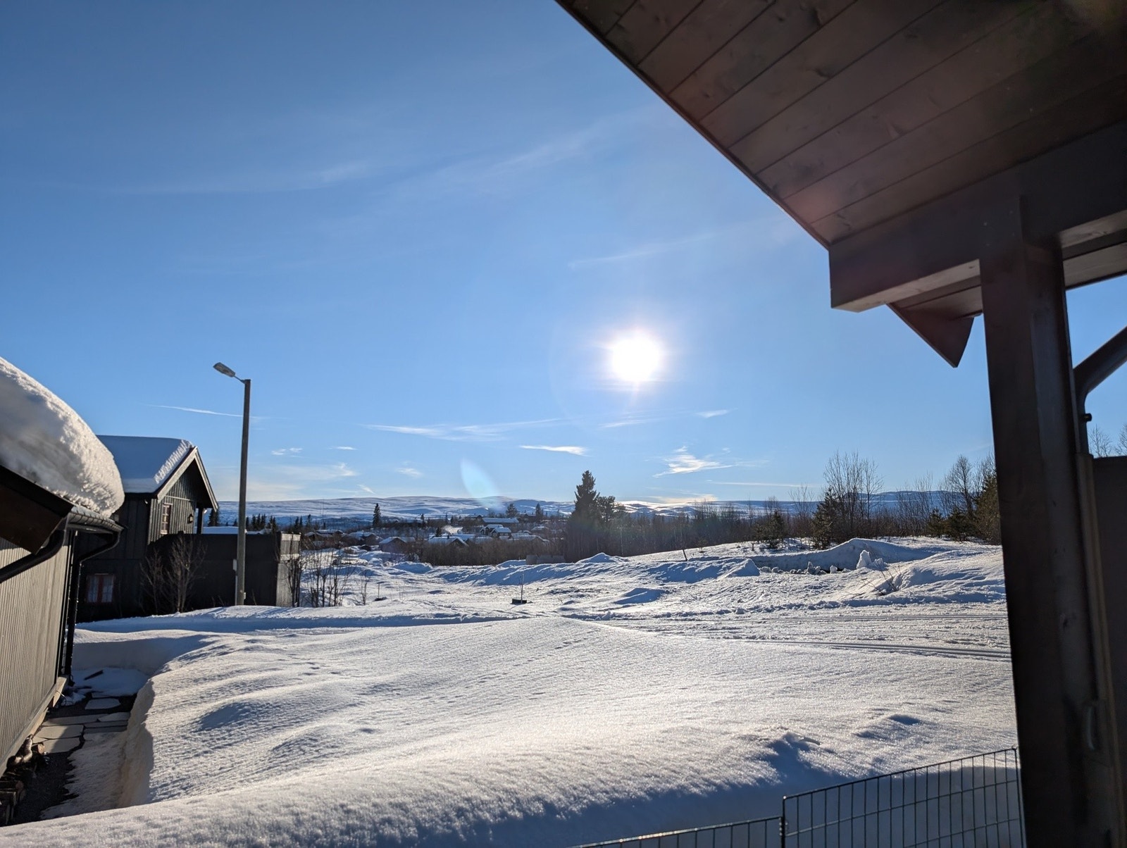 Utsikt mot Slettefjell fra stue/kjøkken/veranda. Galleribilde