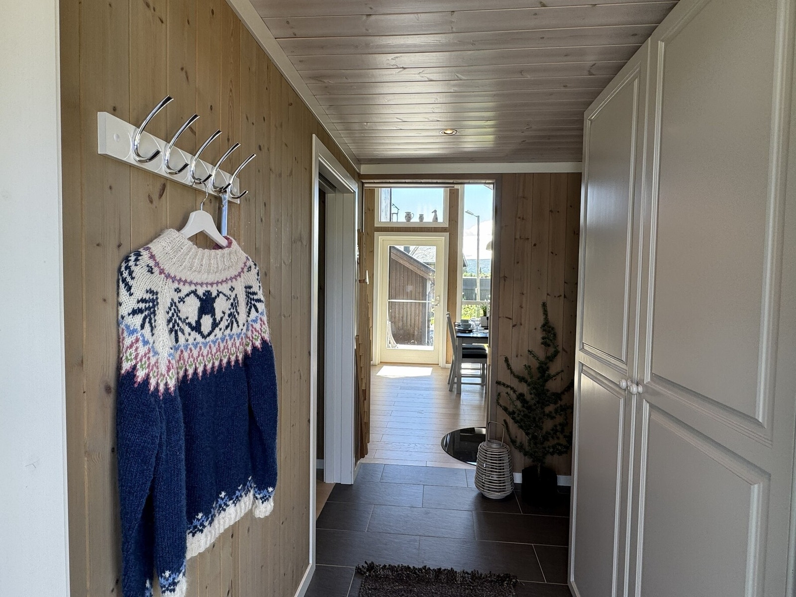 Gang med praktiske fliser på gulvet med varme under. Garderobeskap og plass for å henge fra seg yttertøyet. Galleribilde