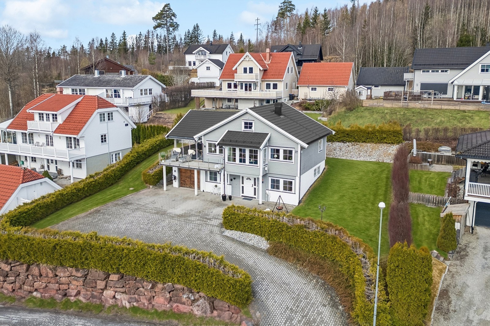 Fasade og innkjørsel Galleribilde
