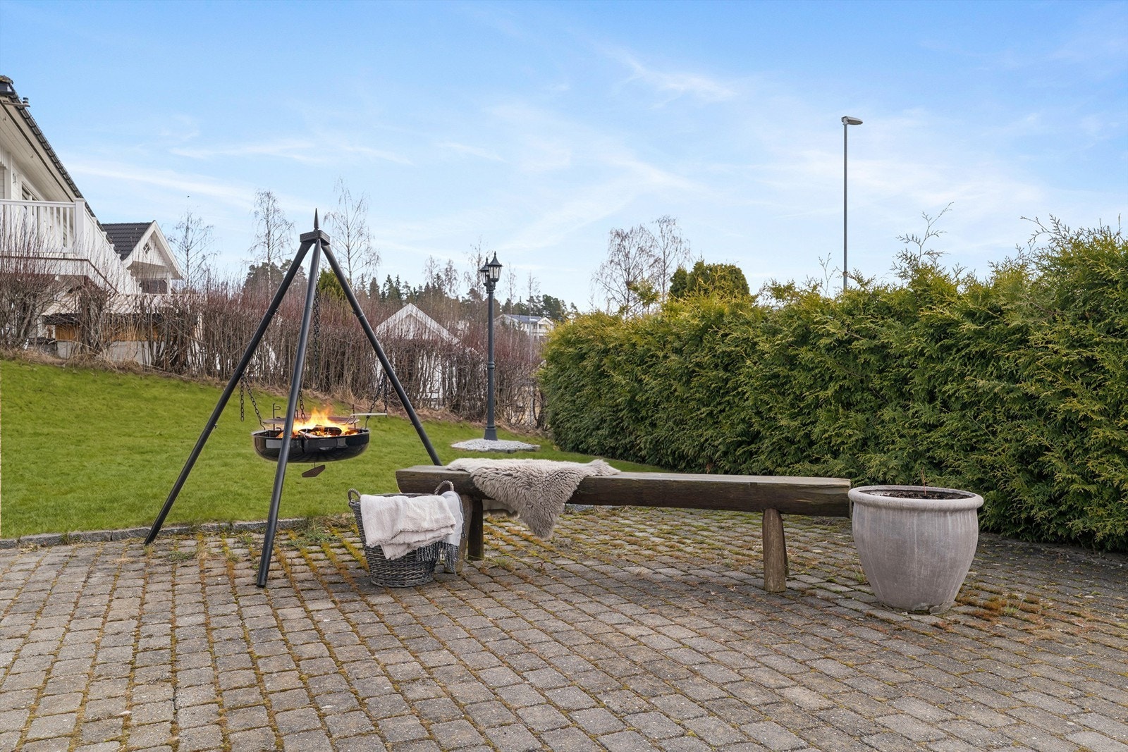 Uteområdet er pent opparbeidet med en romslig gårdsplass belagt med belegningsstein, fine plenarealer og hekker rundt eiendommen. Galleribilde